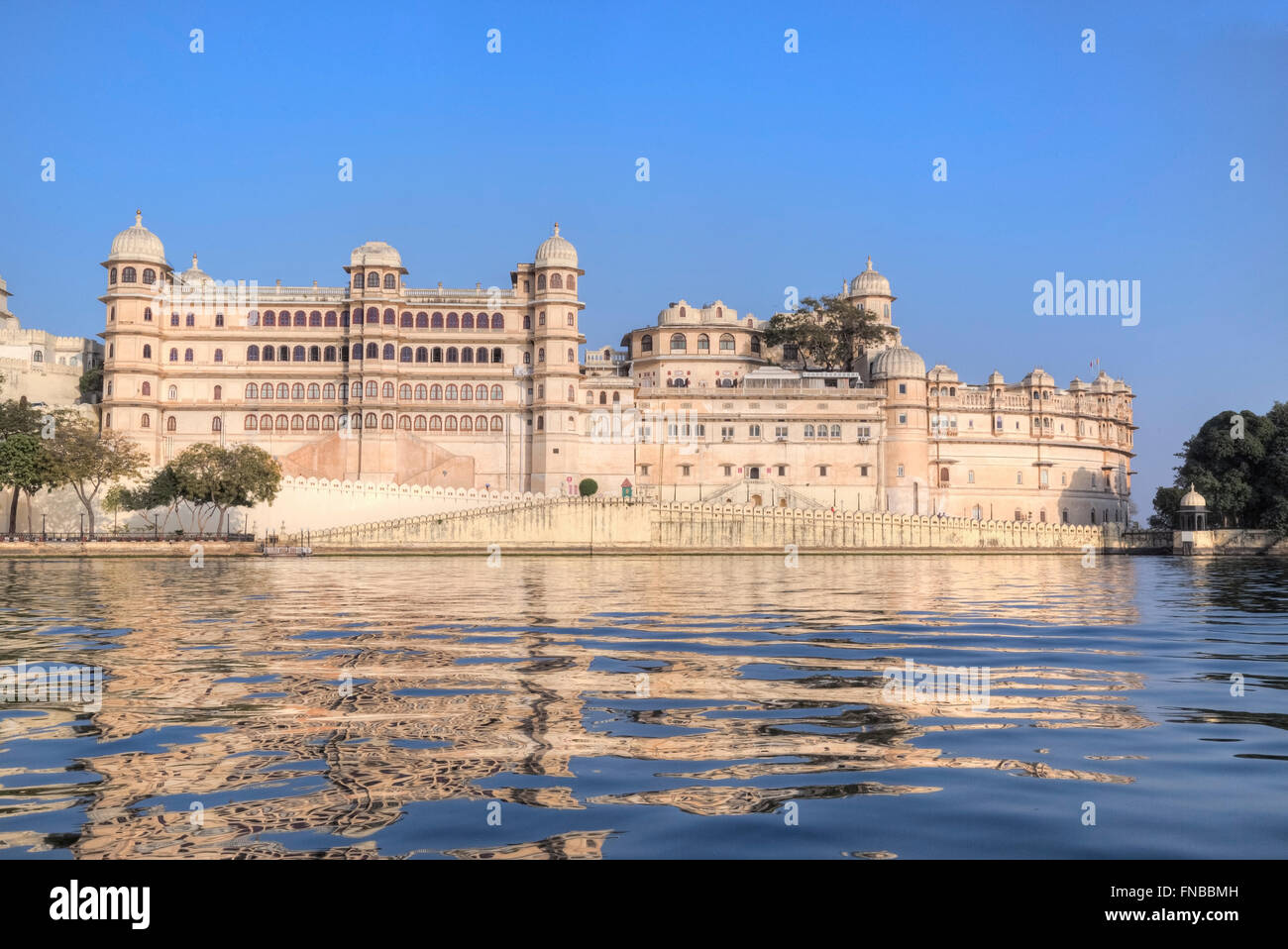 City Palace, Udaipur, le lac Pichola, Rajasthan, Inde Banque D'Images
