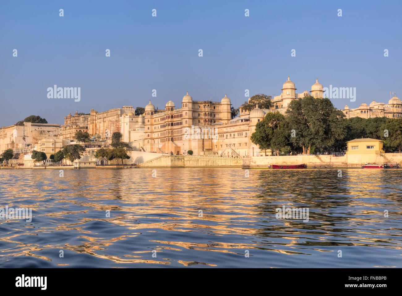 City Palace, Udaipur, le lac Pichola, Rajasthan, Inde Banque D'Images