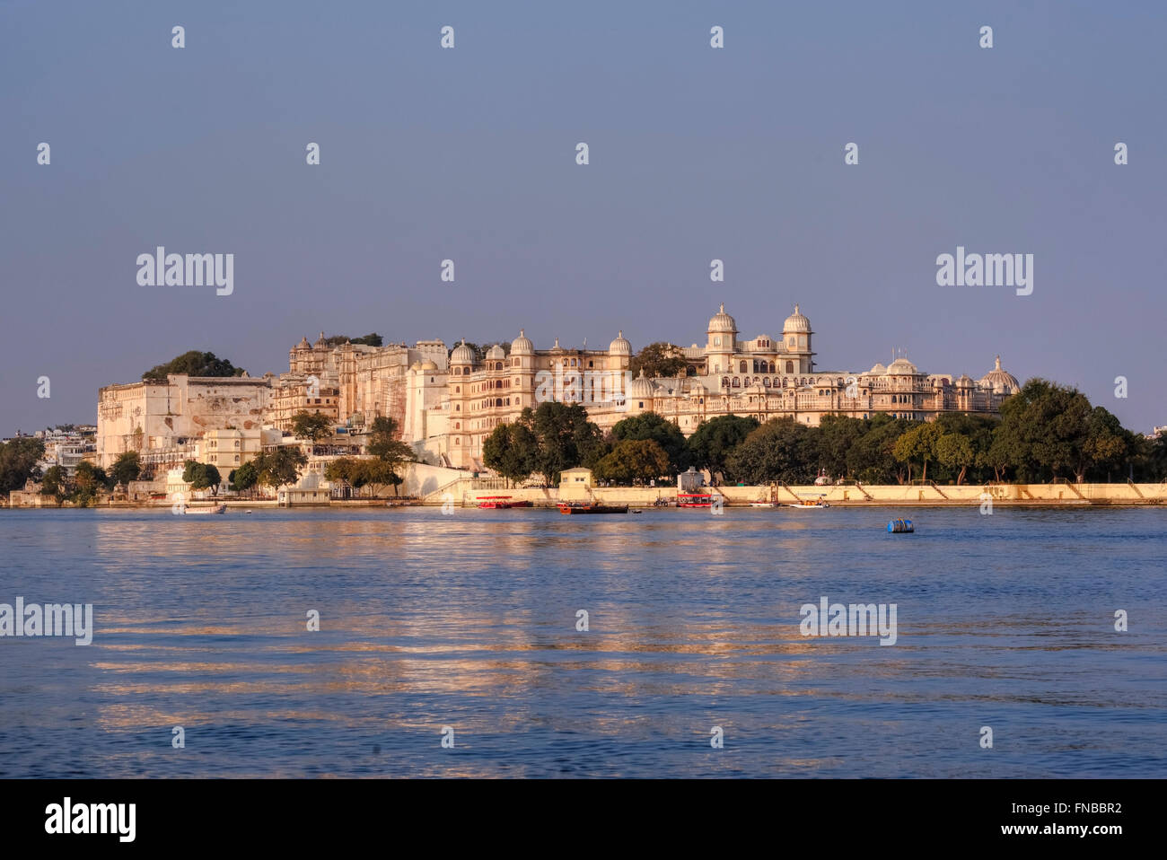 City Palace, Udaipur, le lac Pichola, Rajasthan, Inde Banque D'Images