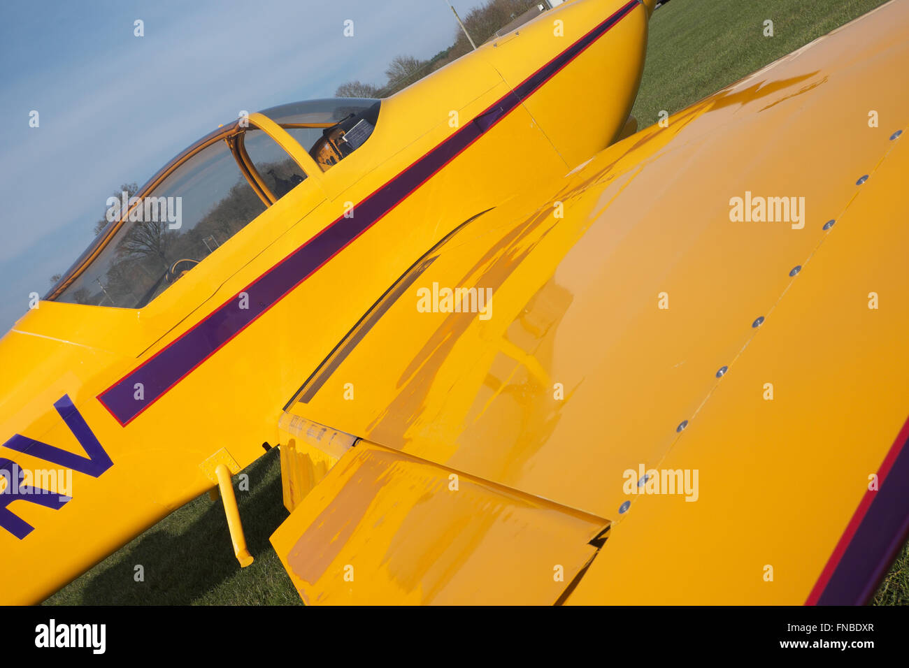 Cars RV-6A kit de fabrication artisanale de deux avions légers peint en jaune en UK Banque D'Images