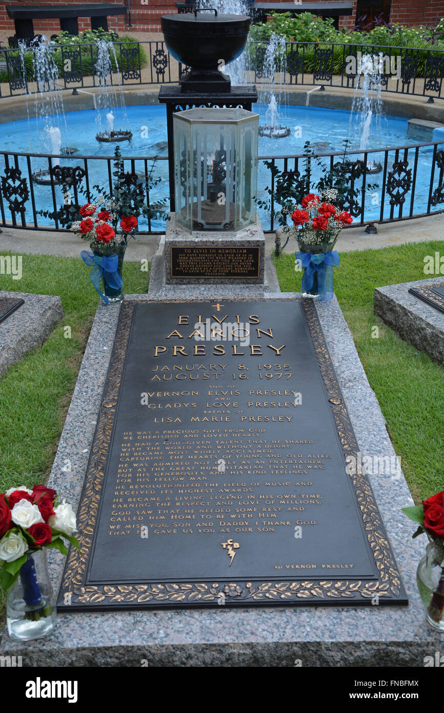 La tombe d'Elvis Presley à Graceland, sa maison et maintenant un musée à Memphis, où fans des pèlerinages voir le roi Banque D'Images