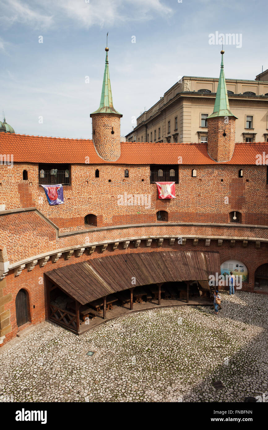 Pologne, Krakow (Cracovie), Vieille Ville, Barbican, fortification, cité médiéval outpost à tourelles, partie de l'ancien mur de la ville, l'insid Banque D'Images