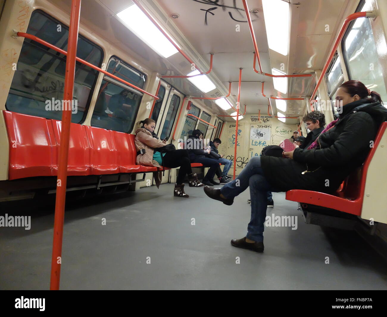 Bucarest, Roumanie, 13 mars 2016 : les passagers voyagent de metro trains anciens, couverts par le graffiti, dans l'un des plus récents line Banque D'Images