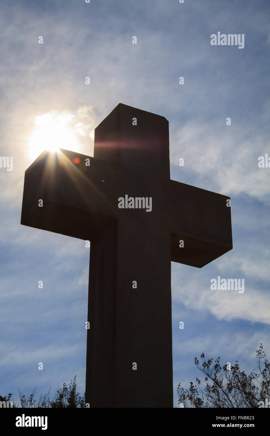 Croix de Pierre monument avec sun flare Banque D'Images