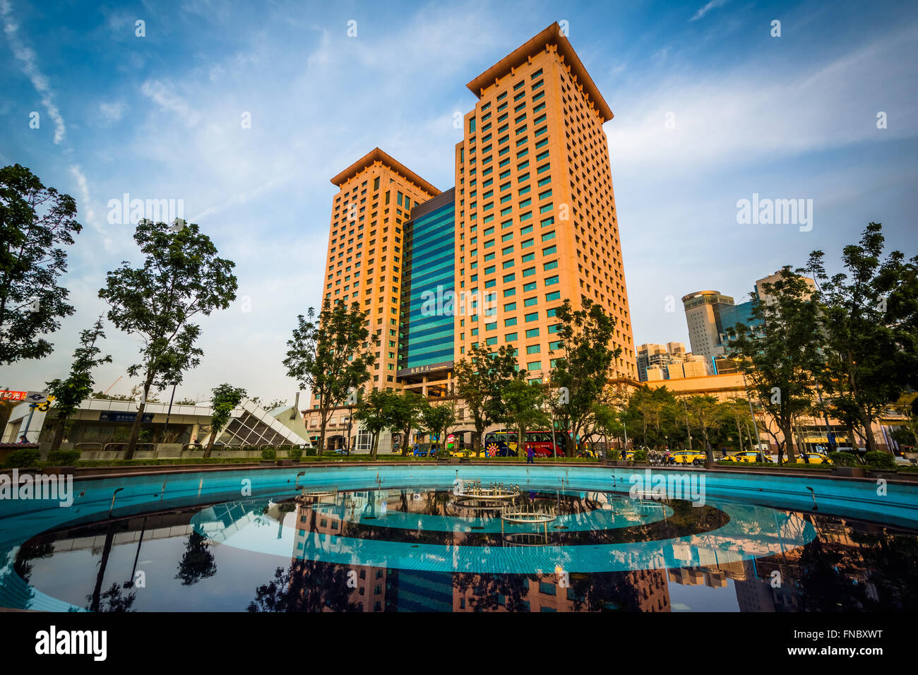 Piscine et le bâtiment moderne au Banqiao, à New Taipei City, Taiwan. Banque D'Images