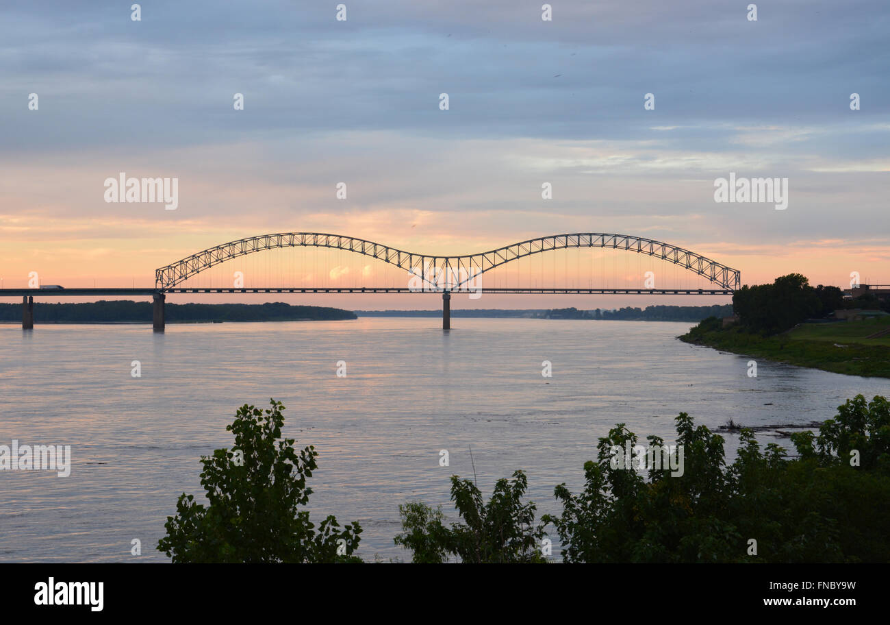 Coucher de soleil sur la I-40 pont sur le fleuve Mississippi menant au centre-ville de Memphis au Tennessee. Banque D'Images