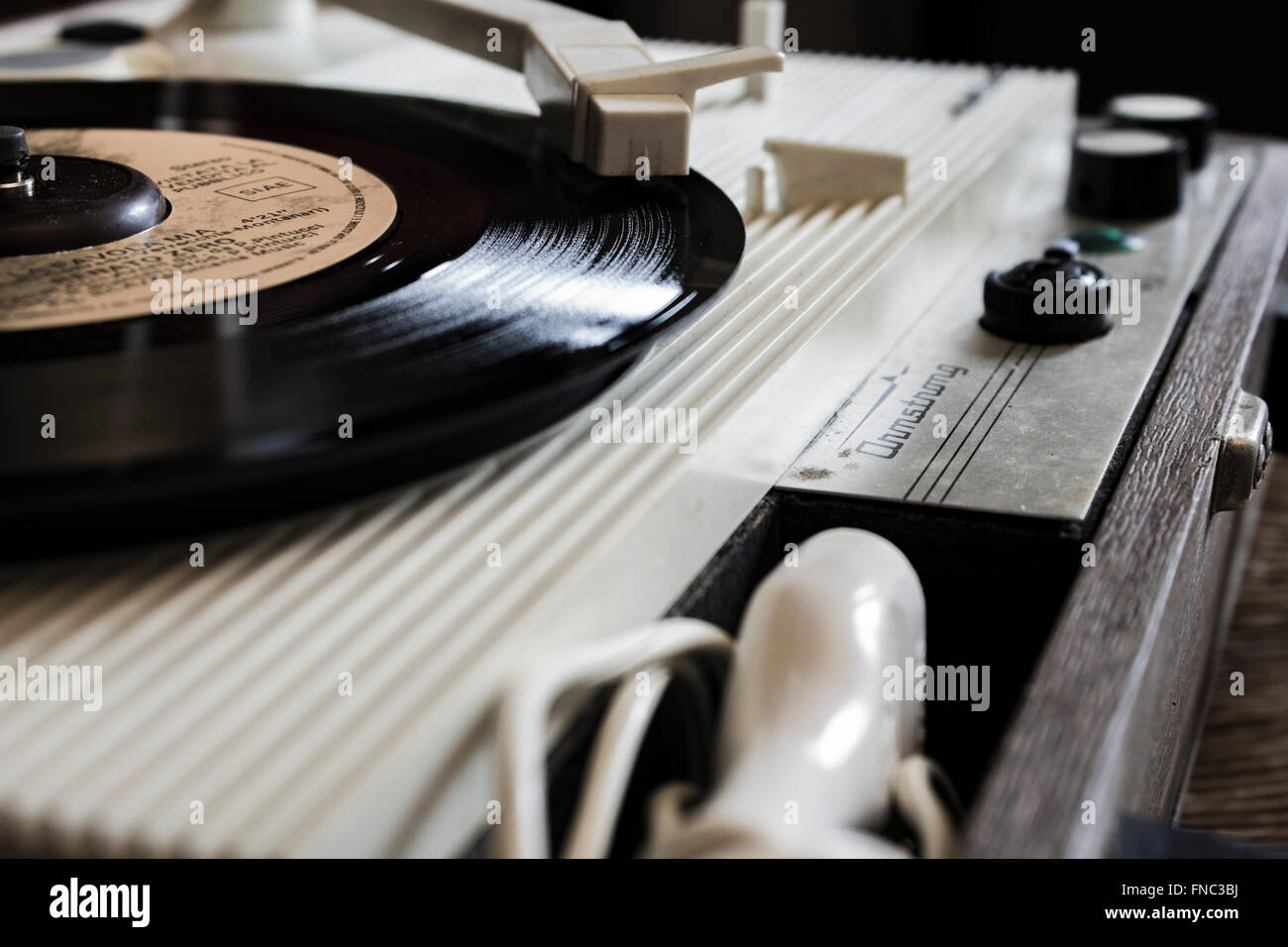 Un millésime Record Player et d'un LP 45 Banque D'Images