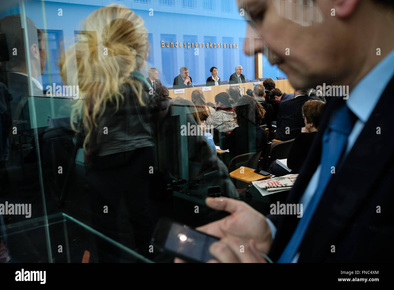 Berlin, Berlin. 14Th Mar, 2016. Frauke Petry (2e R), chef de l'Allemagne pour lutter contre le parti de la migration, l'Alternative pour l'Allemagne (AfD), assiste à une conférence de presse avec les autres dirigeants du parti à Berlin, le 14 mars 2016. Les électeurs allemands admissibles à voter le dimanche dans les états du sud-ouest de Bade-Wurtemberg et de Rhénanie-Palatinat ainsi que l'est de la Saxe-Anhalt à élire trois nouveaux parlements régionaux. L'AfD a enregistré des gains remarquables dans les élections et a été en mesure d'introduire dans tous les parlements des trois. Credit : Zhang Fan/Xinhua/Alamy Live News Banque D'Images