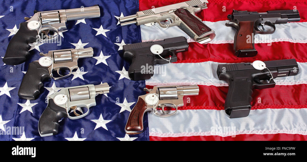 Pistolets et armes à feu assorties revolver en vente sur USA drapeau Amérique Banque D'Images