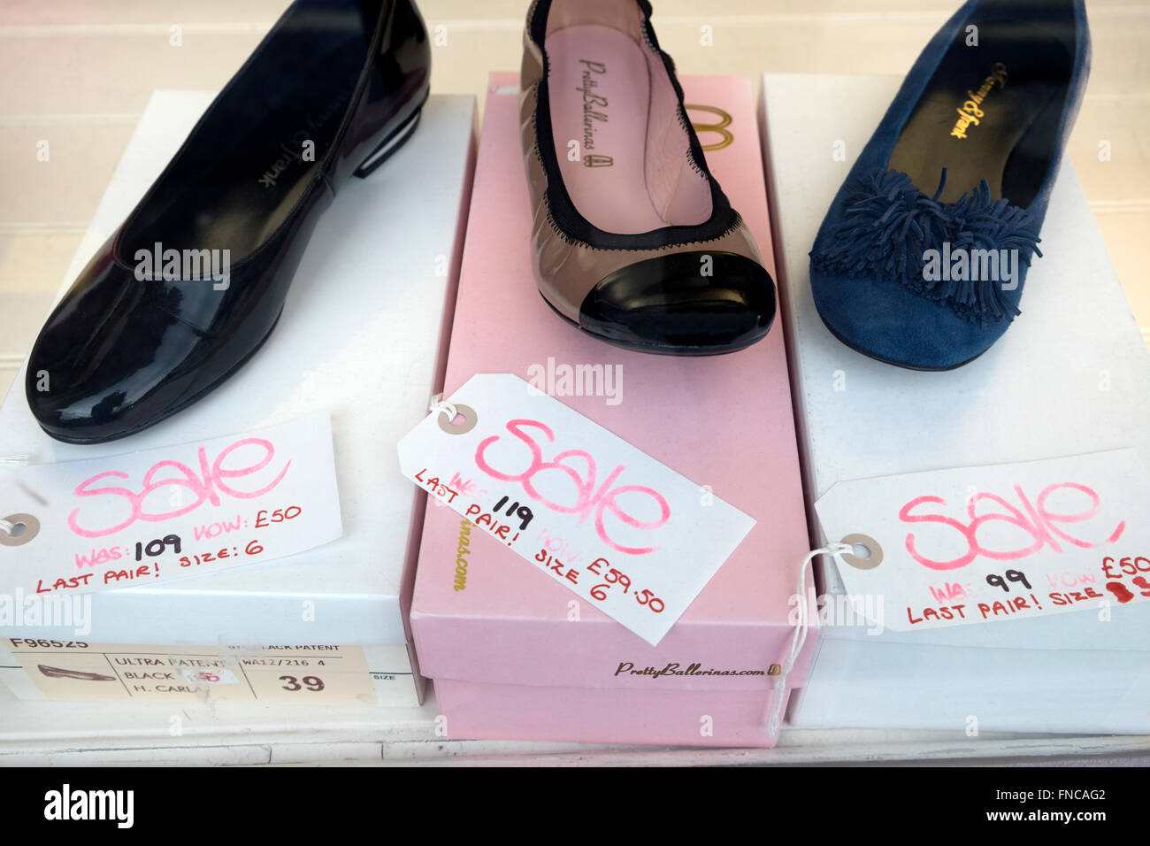 Chaussures dames vente, Fanny & Frank, Woodbridge, Suffolk, UK. Banque D'Images