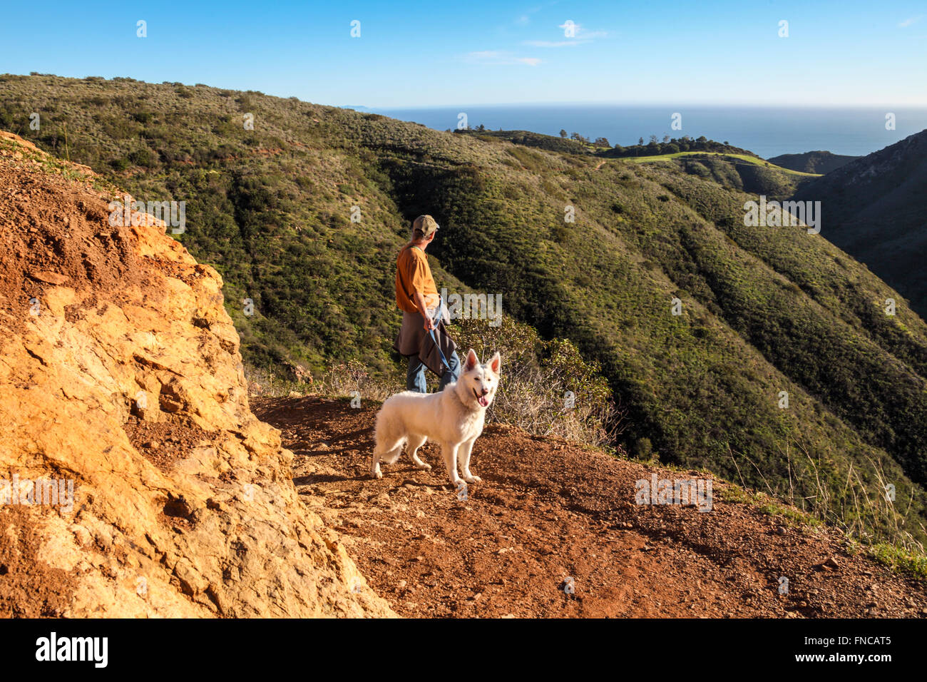 Randonneur porte sur vue mer à partir de trail au Solstice Canyon Park à Malibu Banque D'Images