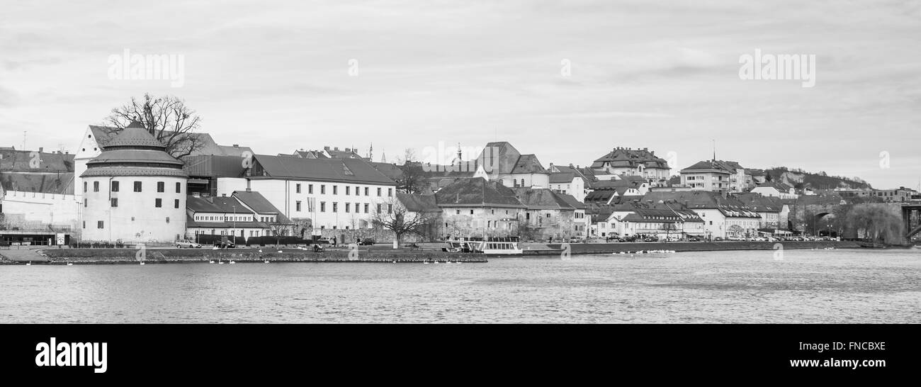 Pont sur la rivière Drava avec une fontaine Banque D'Images