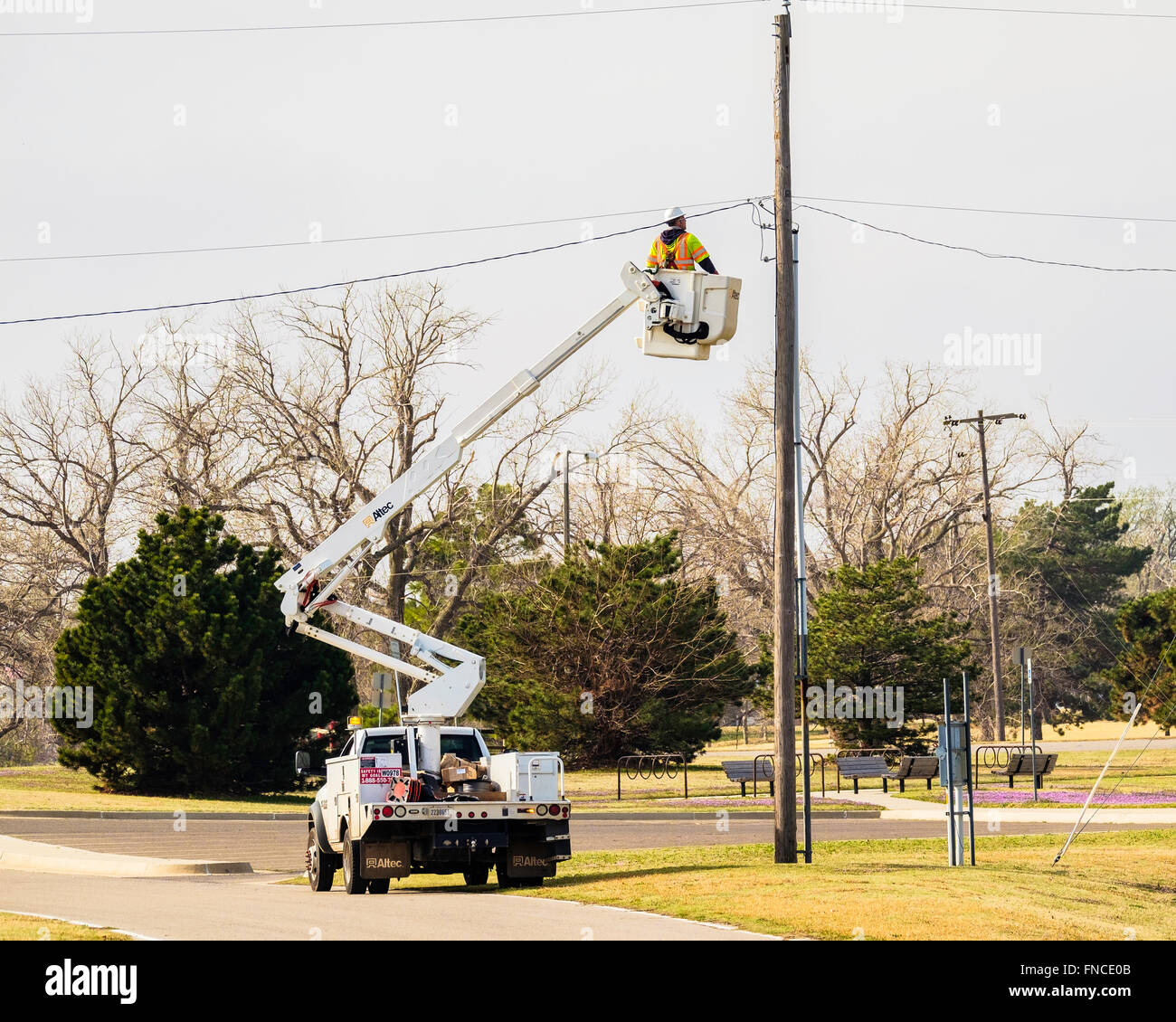 Un joueur américain répare les lignes électriques d'un lever la benne à Oklahoma City, Oklahoma, USA. Banque D'Images