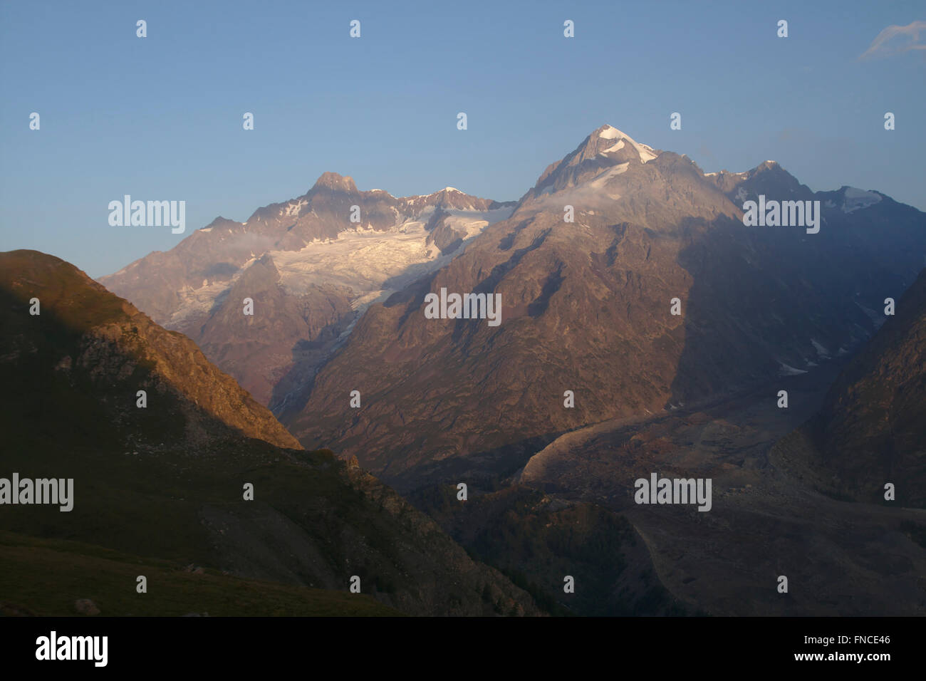 Aiguille de tre la tete, lumière du matin, Massif du Mont Blanc, d'un alpage au-dessus de Val Veny, Italie Banque D'Images