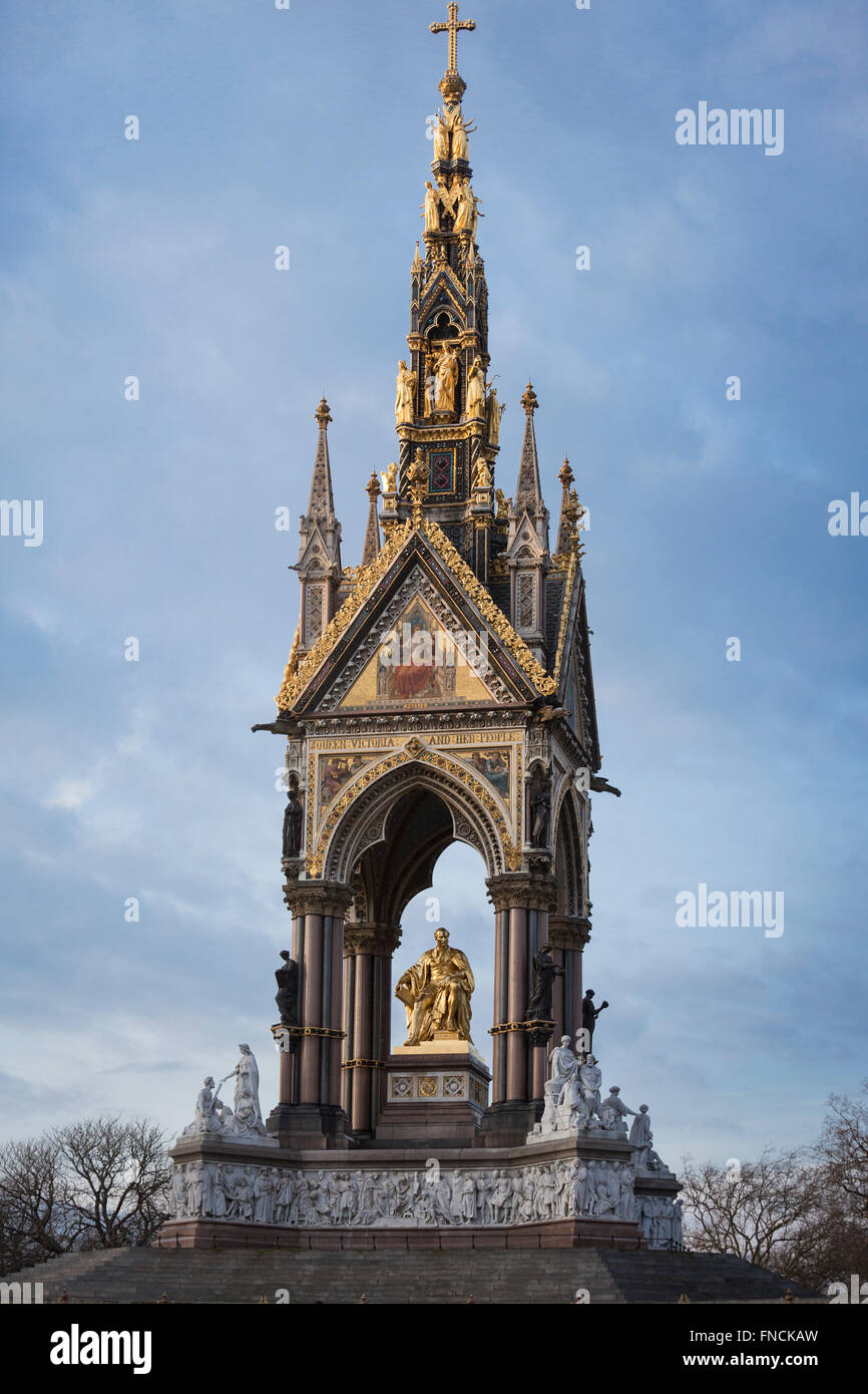 La sculpture dorée du Prince Albert, époux de la reine Victoria, est l'objet de l'Albert Memorial à Kensington, Londres, Royaume-Uni. Banque D'Images
