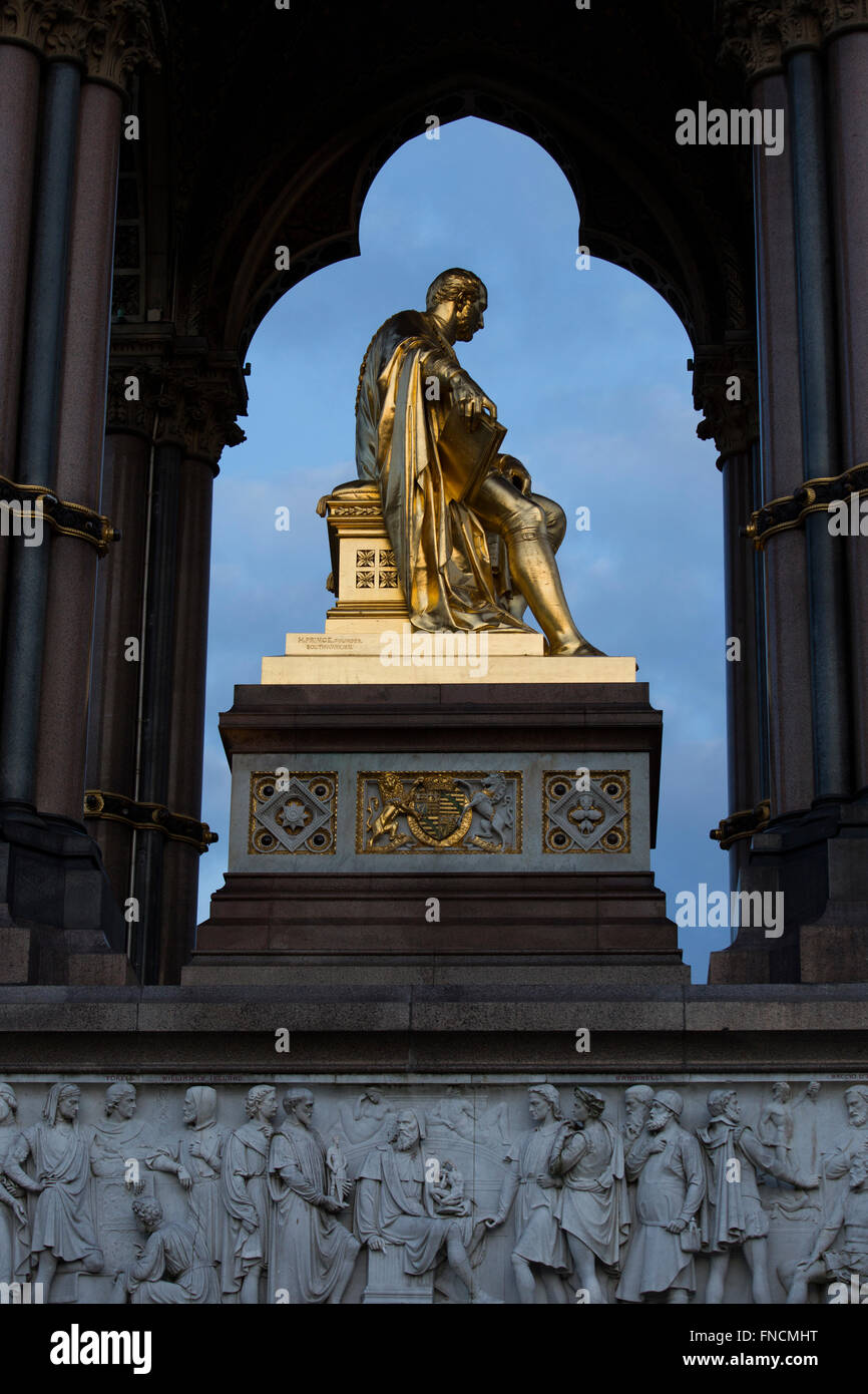 La sculpture dorée du Prince Albert, époux de la reine Victoria, est  l'objet de l'Albert Memorial à Kensington, Londres, Royaume-Uni Photo Stock  - Alamy