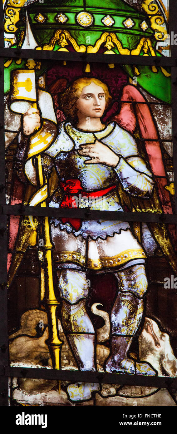 Saint Michel, patron de Bruxelles, sur un vitrail dans la cathédrale Saint Michel et Gudule à Bruxelles, Belgique. Banque D'Images
