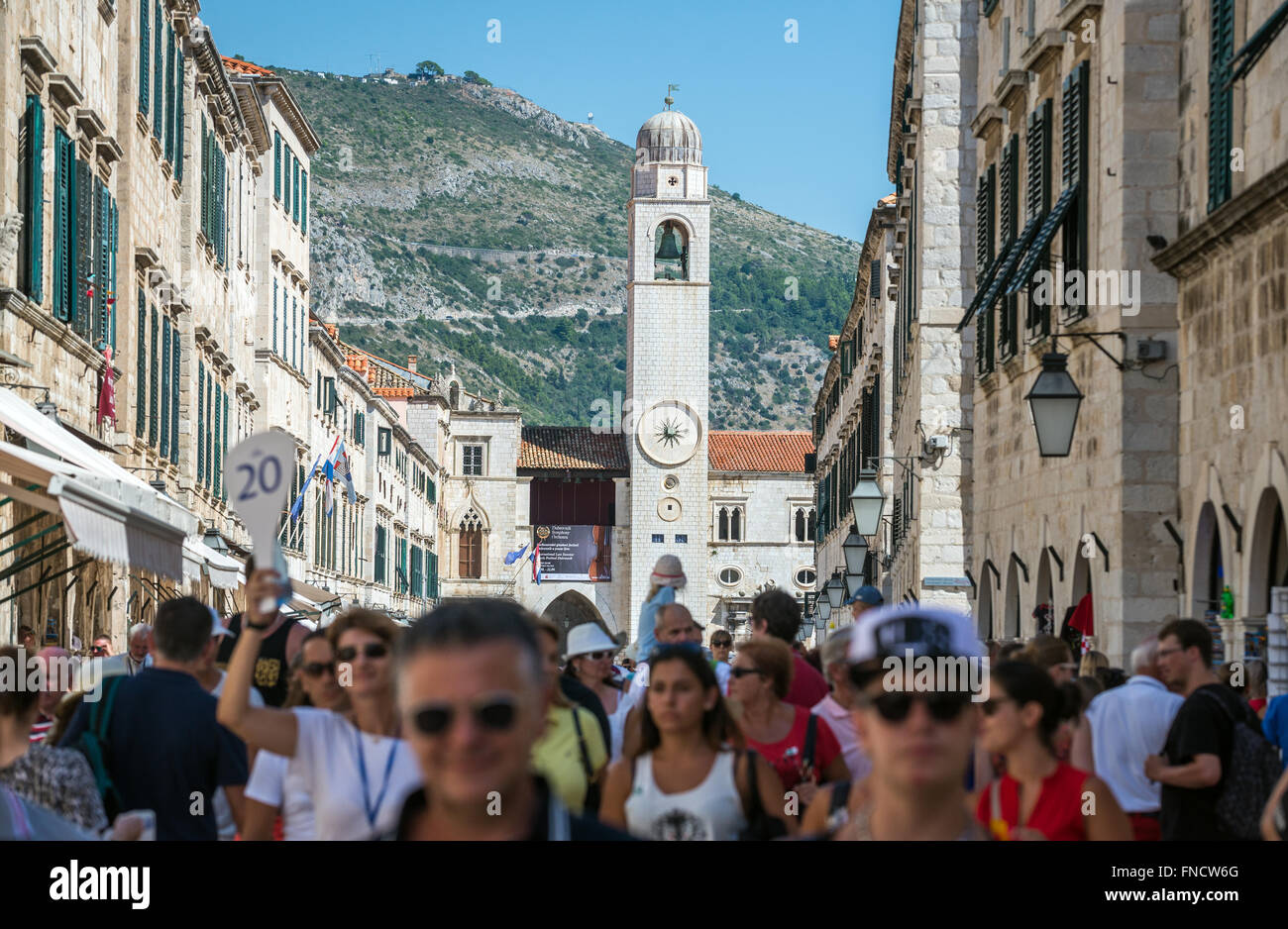 Les touristes à Placa (ou Stradun) - rue piétonne pavée de calcaire dans la vieille ville de Dubrovnik, Croatie. Voir avec Bell Tower Banque D'Images