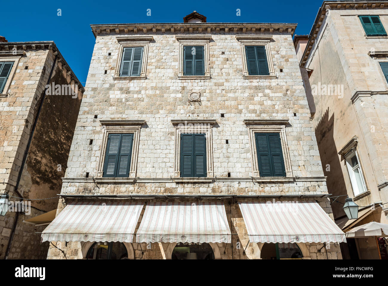 S'appuyant sur (ou Stradun Placa) - rue piétonne pavée de calcaire dans la vieille ville de Dubrovnik, Croatie Banque D'Images