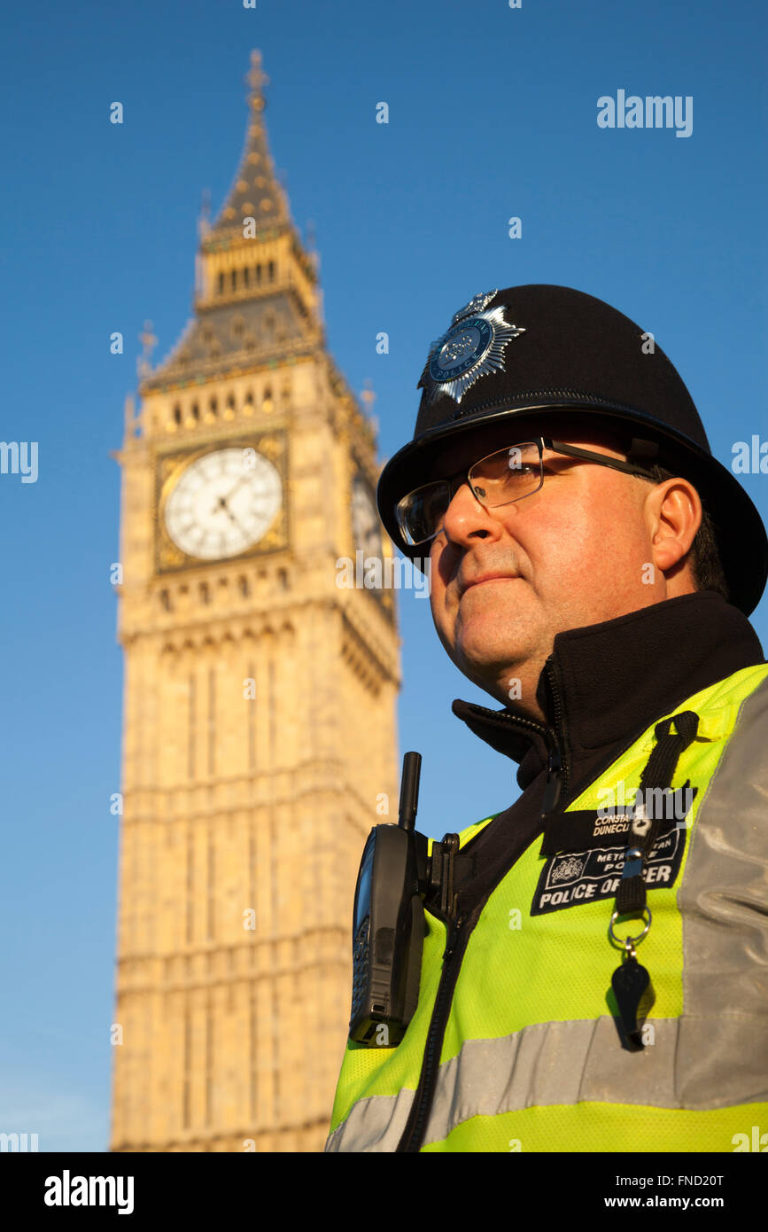 Agent de police métropolitaine, à l'extérieur de Maisons du Parlement, Londres Banque D'Images