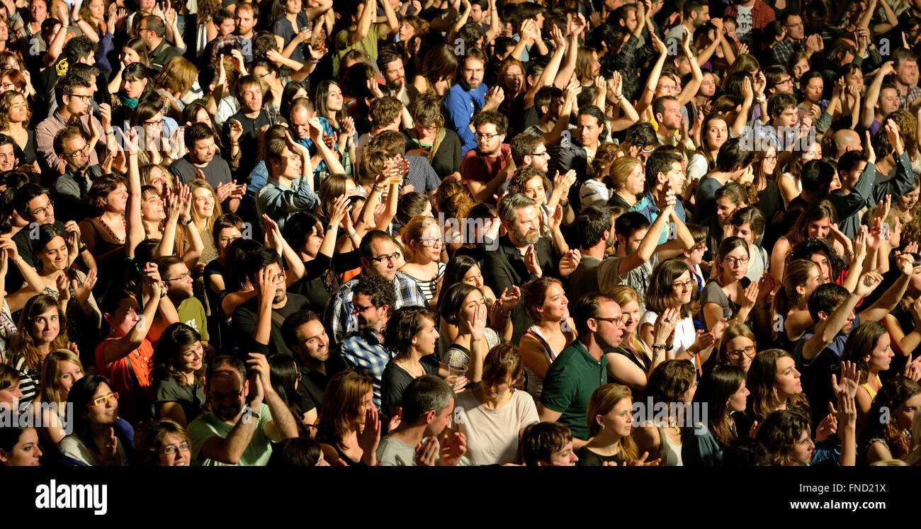 BARCELONA - 16 mai : une vue de dessus de personnes applaudissant dans un concert au Razzmatazz discothèque le 16 mai 2014. Banque D'Images