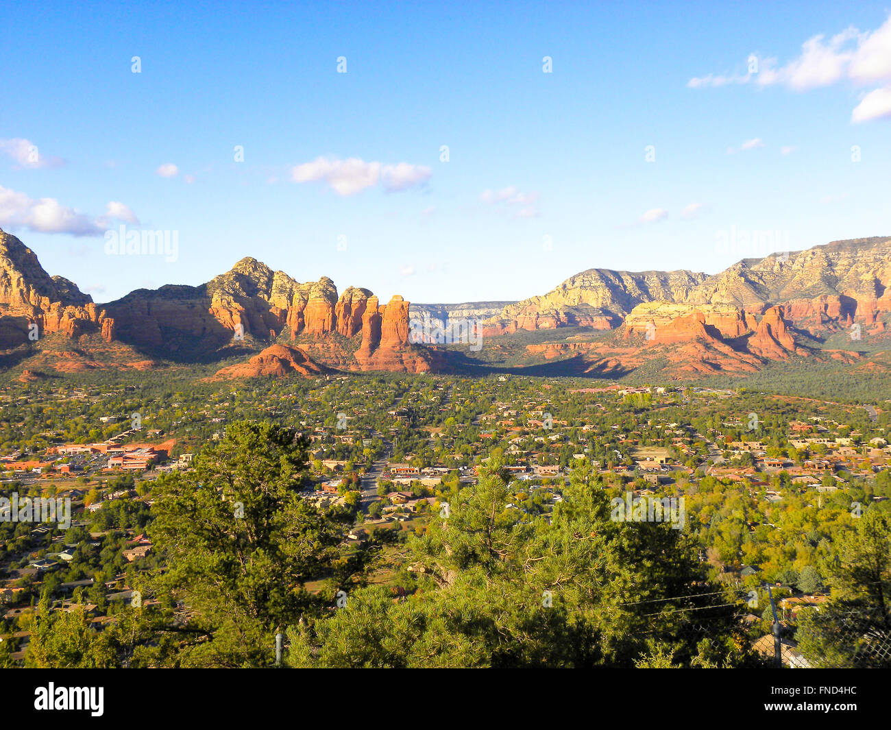 Donnant sur Sedona, Arizona en fin d'après-midi, rouge coloré montagnes et vallée verte ci-dessous. Banque D'Images