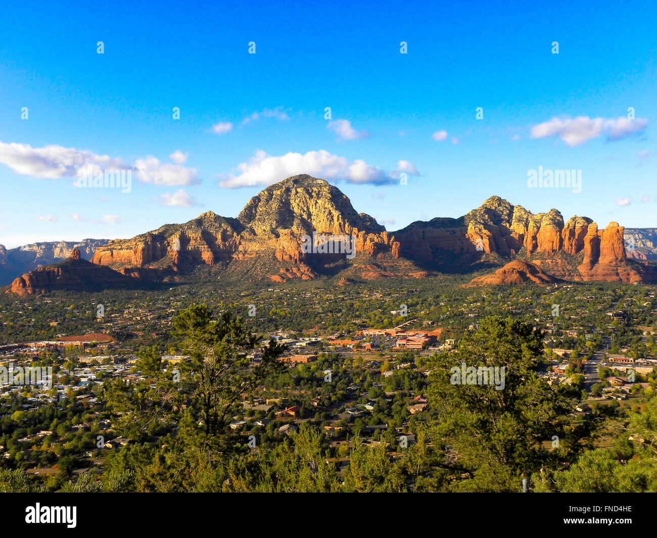 Donnant sur Sedona, Arizona en fin d'après-midi, rouge coloré montagnes et vallée verte ci-dessous. Banque D'Images