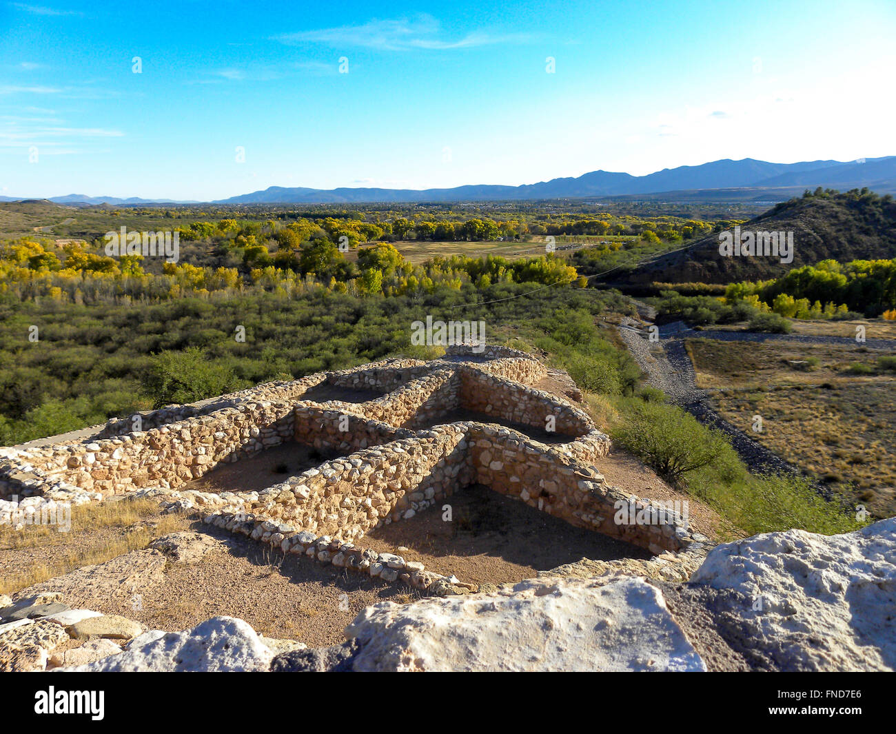 Vieux rock sur des structures à la vallée verte avec les broussailles et les arbres sous un ciel bleu. Banque D'Images