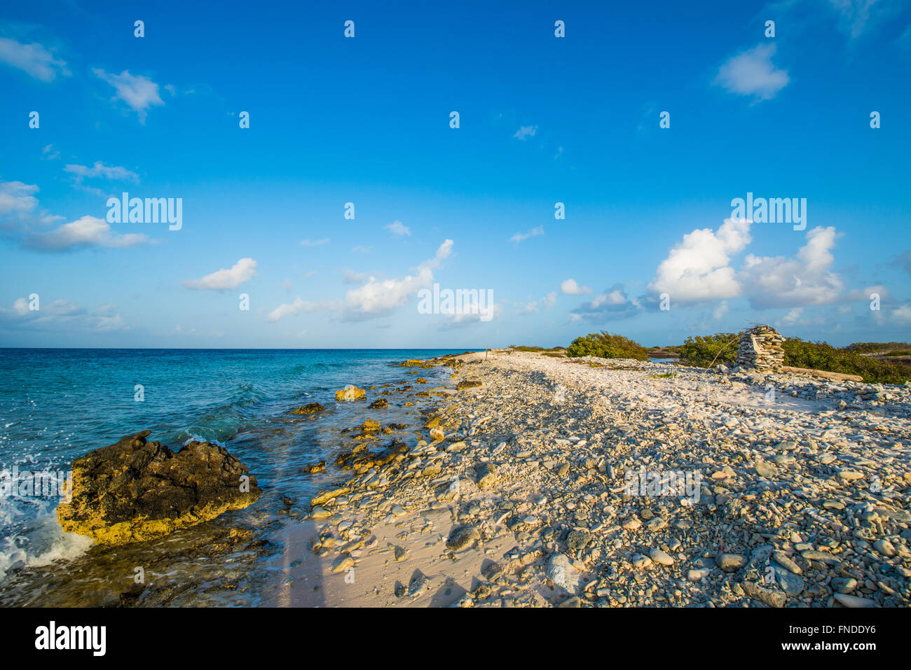 Belle vue sur les plages et la mer des Caraïbes de Bonaire avec le soleil sining derrière les nuages. Banque D'Images