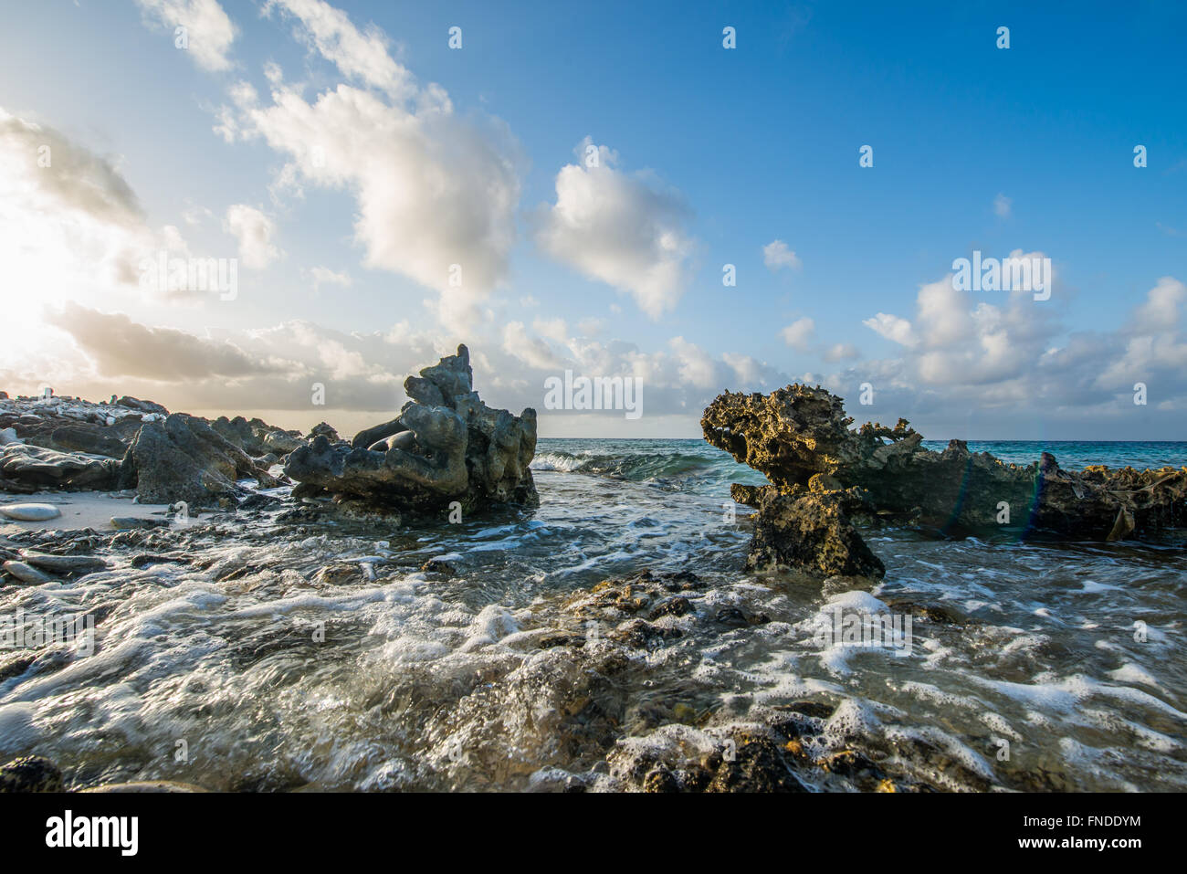 Belle vue sur les plages et la mer des Caraïbes de Bonaire avec le soleil sining derrière les nuages. Banque D'Images