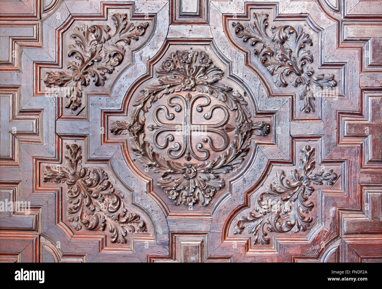 Cordoue, Espagne - 27 MAI 2015 : Le détail de la porte sculptée de style baroque de l'église Iglesia de Nuestra Señora de los Dolores. Banque D'Images