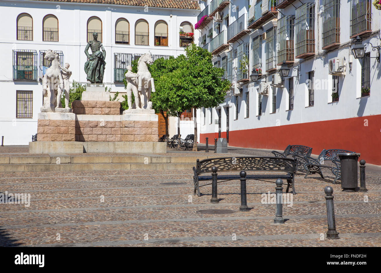 Cordoba - Plaza del Conde de Priego square avec le mémorial à Manolete, par Luis Moya et Manuel Alvarez Patron Laviada (1956). Banque D'Images