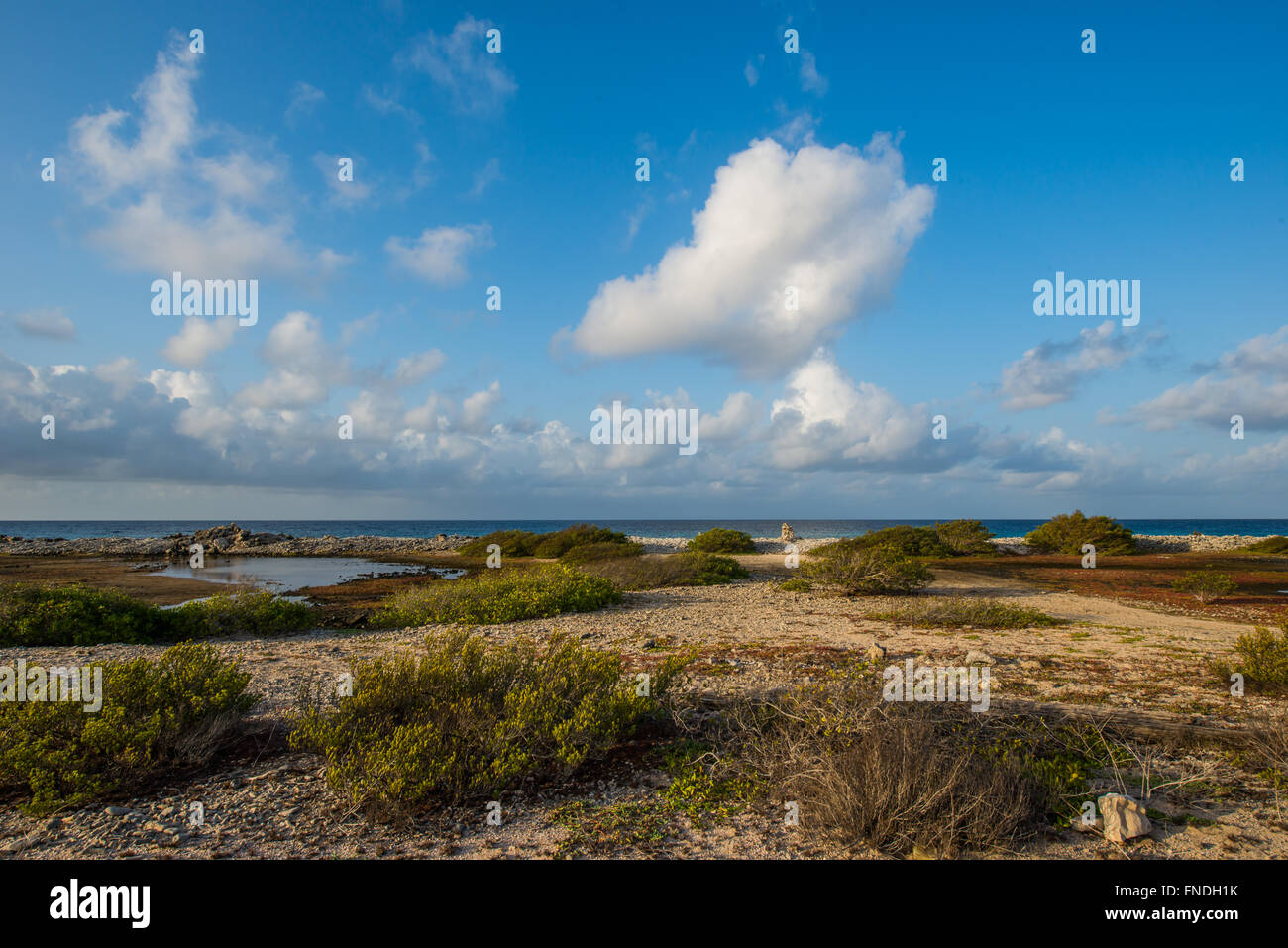 Belle vue sur les plages et la mer des Caraïbes de Bonaire avec le soleil sining derrière les nuages. Banque D'Images