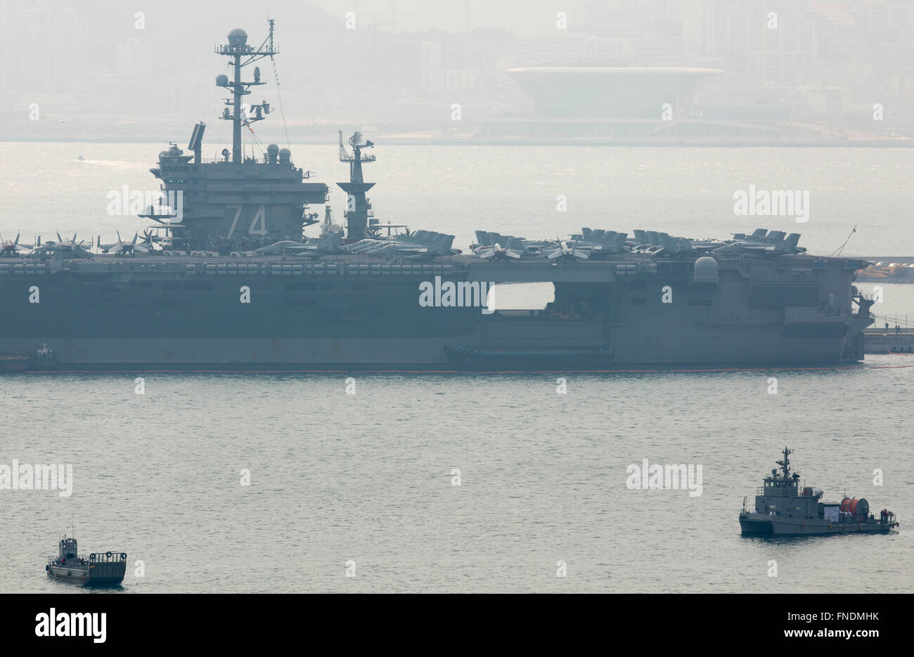 L'USS John C. Stennis, Mar 14, 2016 : U.S. NUCLEAR-powered supercarrier, le USS John C. Stennis est vue à un port de la marine sud-coréenne en Corée du Sud, à environ 450 km au sud-est de Séoul, Corée du Sud. L'USS JOHN C. STENNIS (CVN-74) est arrivé en Corée du Sud le 13 mars 2016 à participer à la résolution des exercices militaires entre la Corée du Sud et les États-Unis, qui se tient du 7 au 18 mars. L'USS John C. Stennis est le septième de la marine américaine de classe Nimitz supercarrier, chargé avec des aéronefs de la marine et maritime, y compris le F/A-18 Hornet, EA-6B Prowler de lutter contre les jets et le E-2C Hawkeye ipn d'alerte rapide Banque D'Images