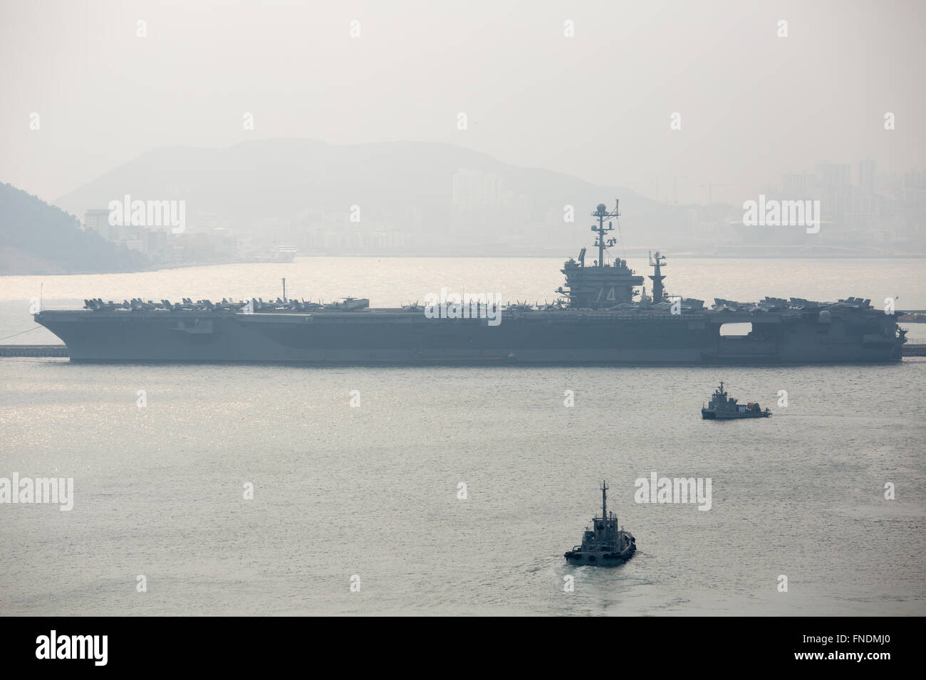 L'USS John C. Stennis, Mar 14, 2016 : U.S. NUCLEAR-powered supercarrier, le USS John C. Stennis est vue à un port de la marine sud-coréenne en Corée du Sud, à environ 450 km au sud-est de Séoul, Corée du Sud. L'USS JOHN C. STENNIS (CVN-74) est arrivé en Corée du Sud le 13 mars 2016 à participer à la résolution des exercices militaires entre la Corée du Sud et les États-Unis, qui se tient du 7 au 18 mars. L'USS John C. Stennis est le septième de la marine américaine de classe Nimitz supercarrier, chargé avec des aéronefs de la marine et maritime, y compris le F/A-18 Hornet, EA-6B Prowler de lutter contre les jets et le E-2C Hawkeye ipn d'alerte rapide Banque D'Images