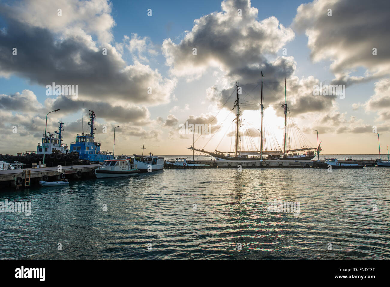 Beaux voiliers dans la soirée près de la capitale de Bonaire Kralendijk Banque D'Images