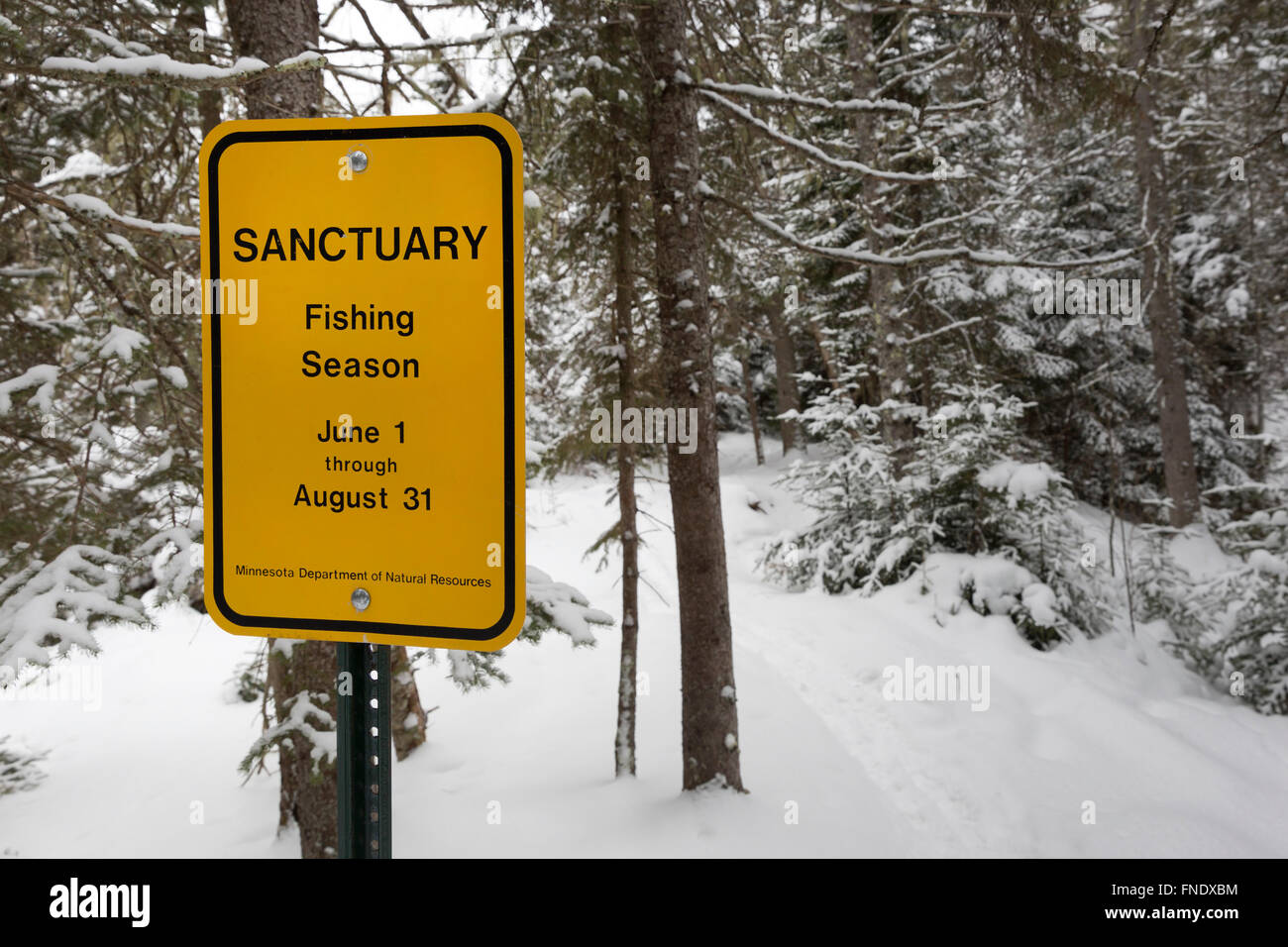 La vallée de la rivière Kadunce en hiver avec un ministère des Ressources naturelles du Minnesota sign Banque D'Images