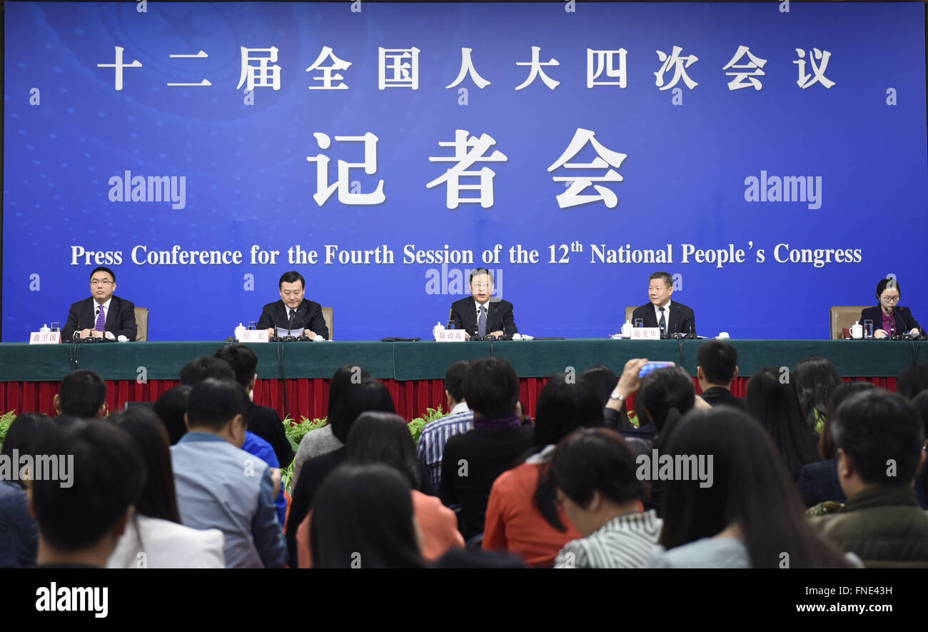 Beijing, Chine. Mar 15, 2016. Ministre et vice-ministre du logement et du développement urbain-rural donner une conférence de presse sur la reconstruction des bidonvilles et le développement immobilier en marge de la quatrième session de la 12e Congrès National du Peuple à Beijing, capitale de Chine, le 15 mars 2016. © Chen Yichen/Xinhua/Alamy Live News Banque D'Images