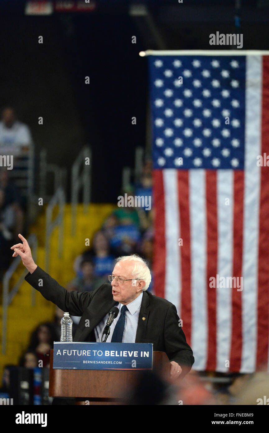 Saint Charles, MO, USA - Le 14 mars 2016 : Le sénateur et le candidat démocrate Bernie Sanders parle lors d'un rassemblement électoral à la famille Arena de Saint Charles, Missouri. Banque D'Images
