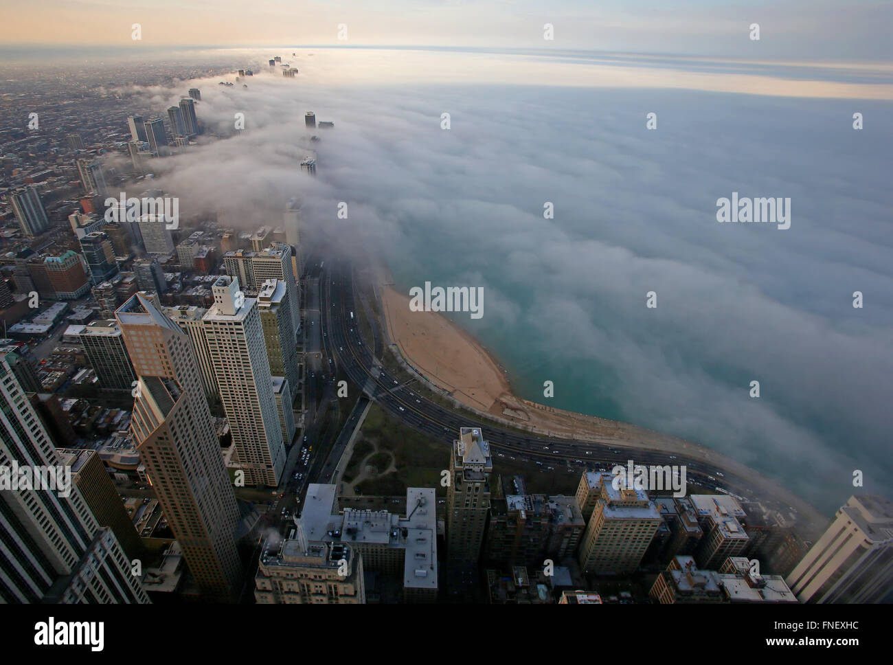 Le centre-ville de Chicago skyline le brouillard vient en off du Lac Michigan vu de l'observatoire dans le Chicago 360 John Hancock Center Banque D'Images