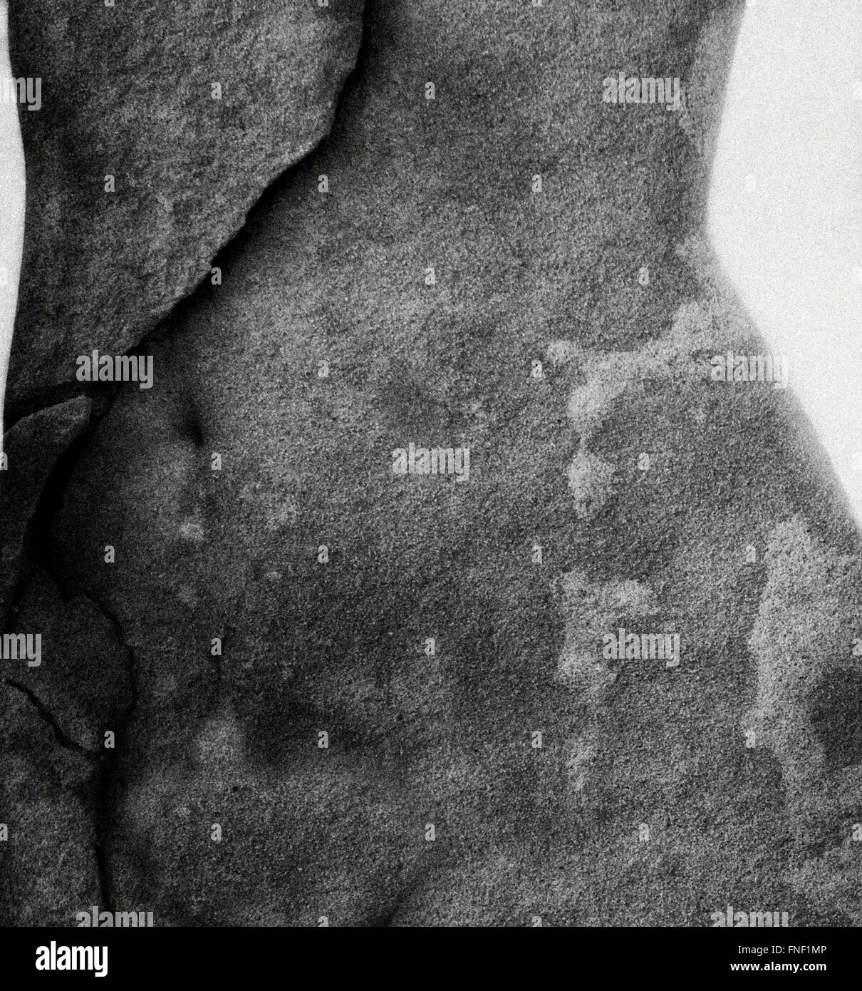 L'auto-portrait of a woman's torse mélangé à une texture de granit Banque D'Images
