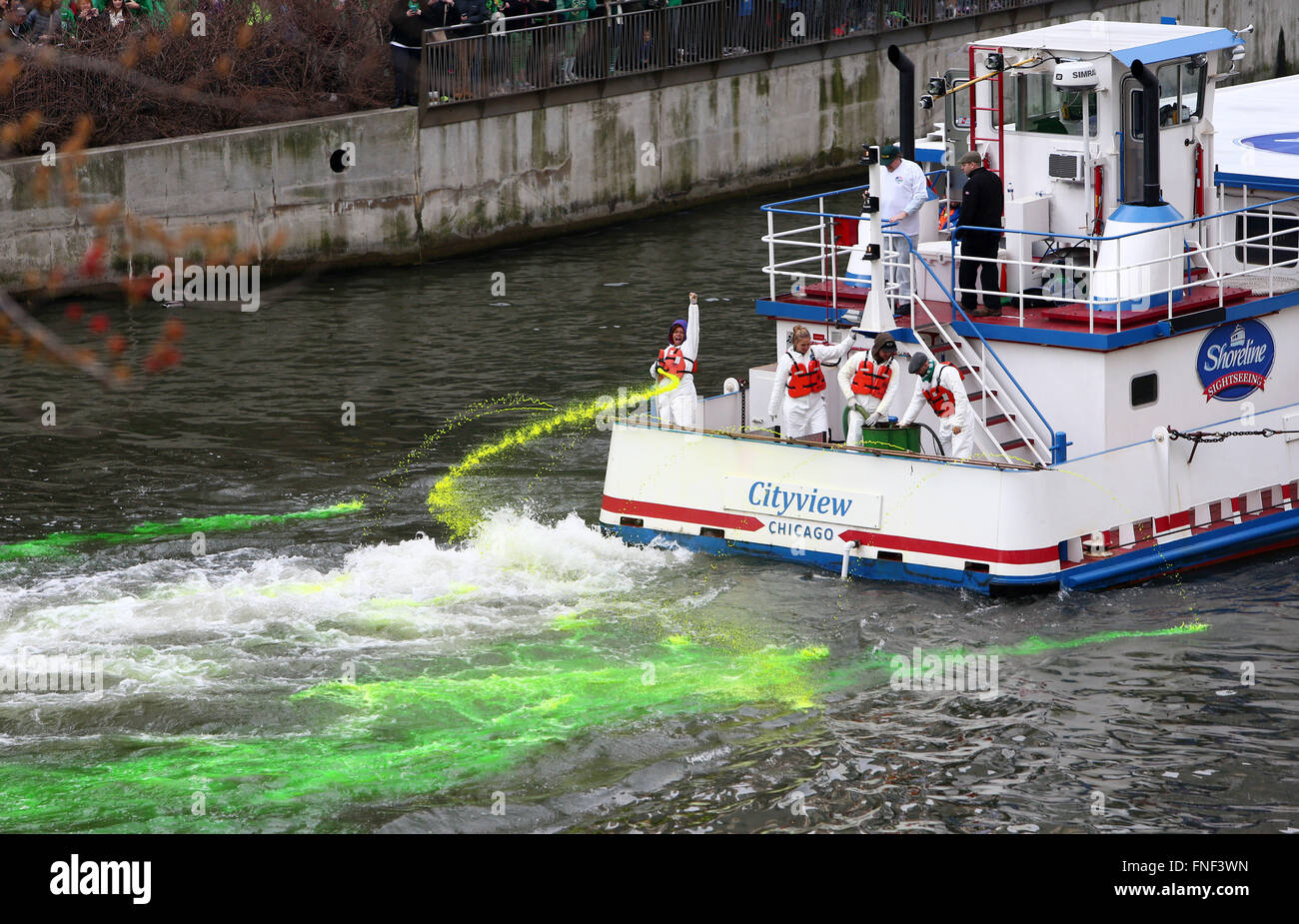 La rivière Chicago est teint en vert par les membres de l'union des plombiers en l'honneur de Saint Patrick's Day Banque D'Images