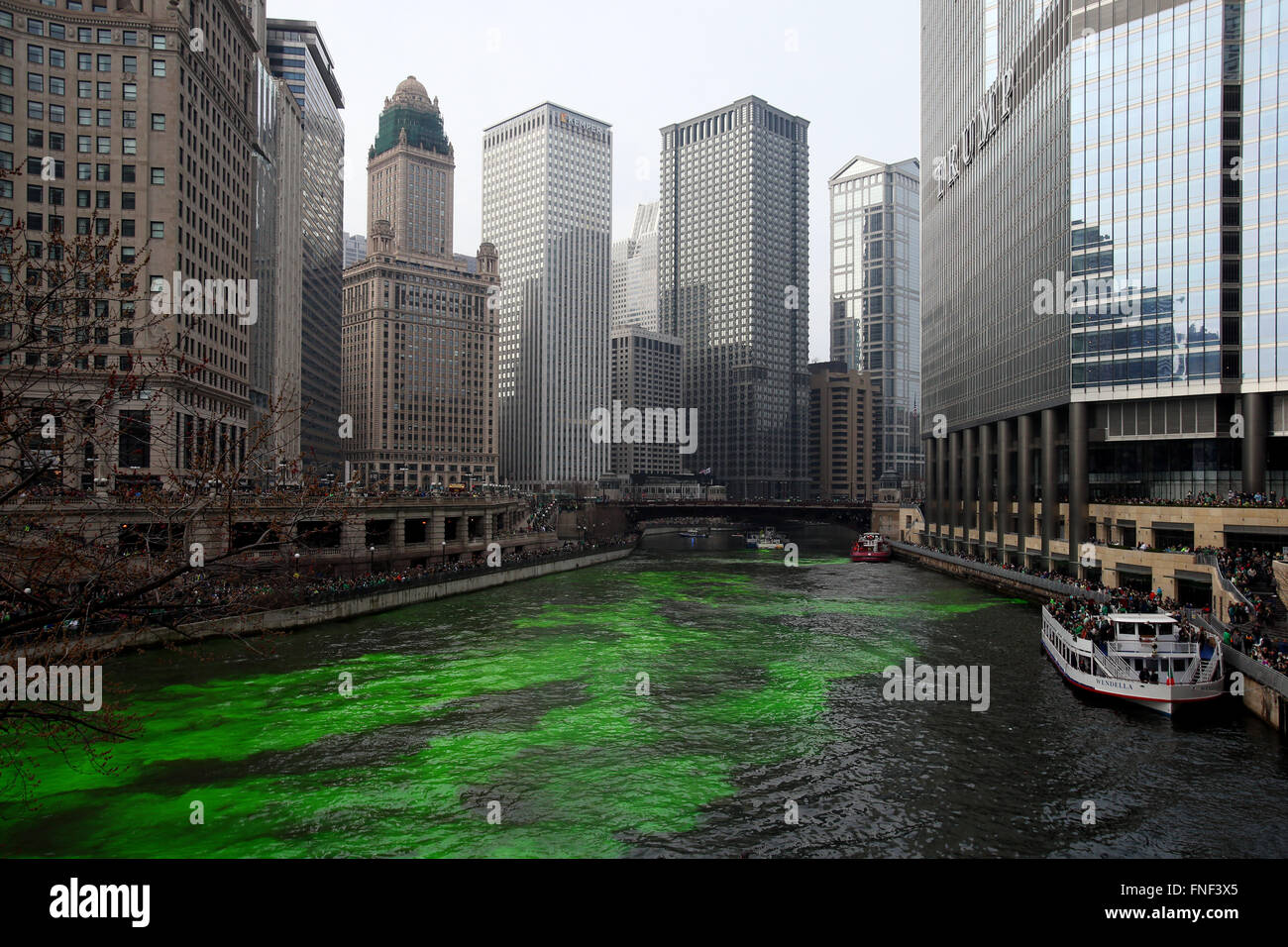 La rivière Chicago est teint en vert par les membres de l'union des plombiers en l'honneur de Saint Patrick's Day Banque D'Images