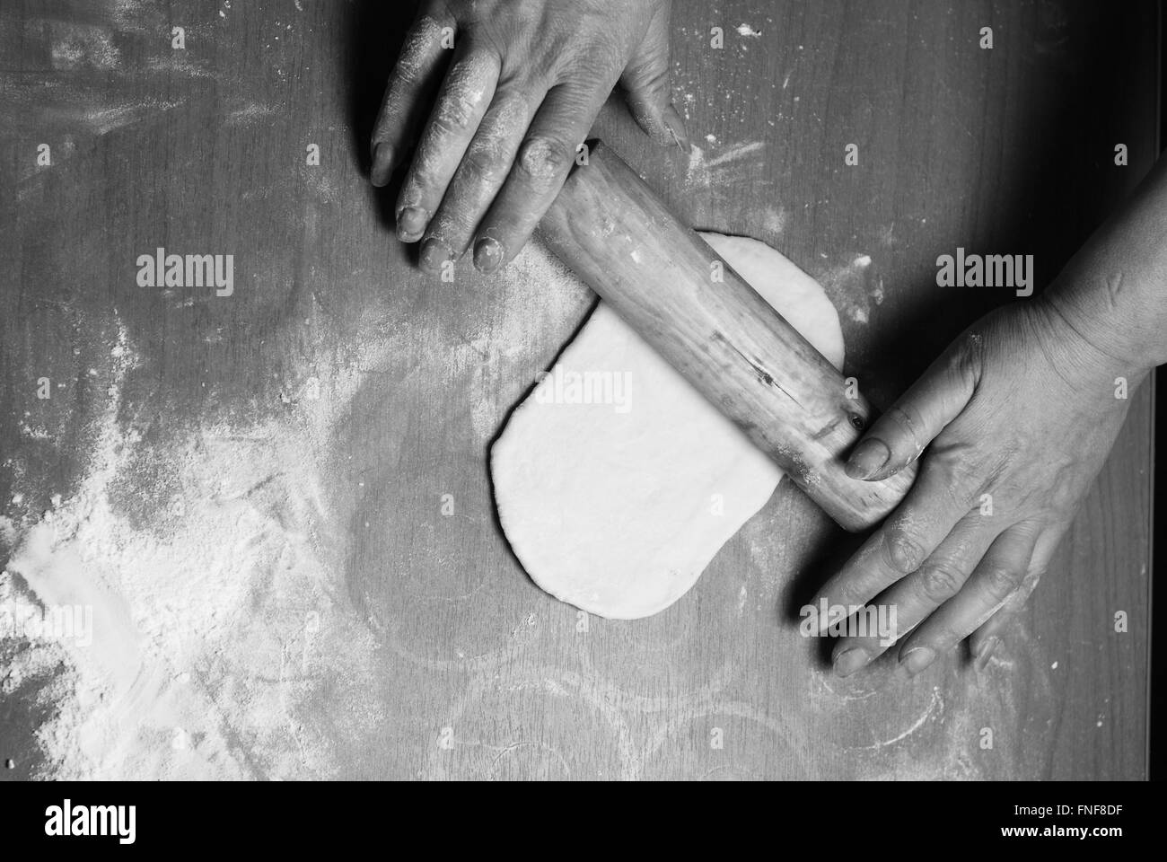 Le pâtissier prépare les beignets de pâte, vue d'en haut Banque D'Images