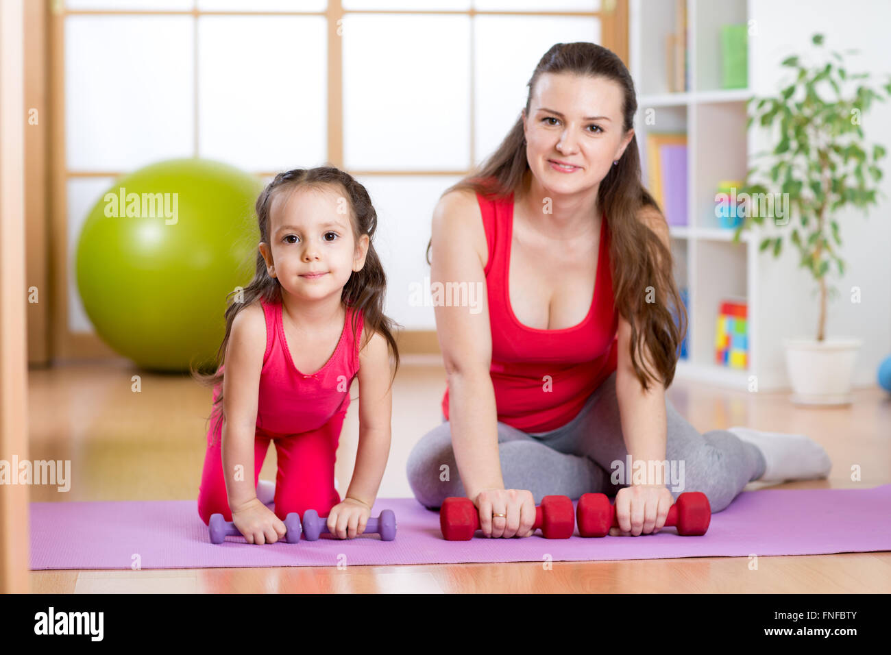 Femme avec enfant faisant de la gymnastique et des exercices de remise en forme Banque D'Images