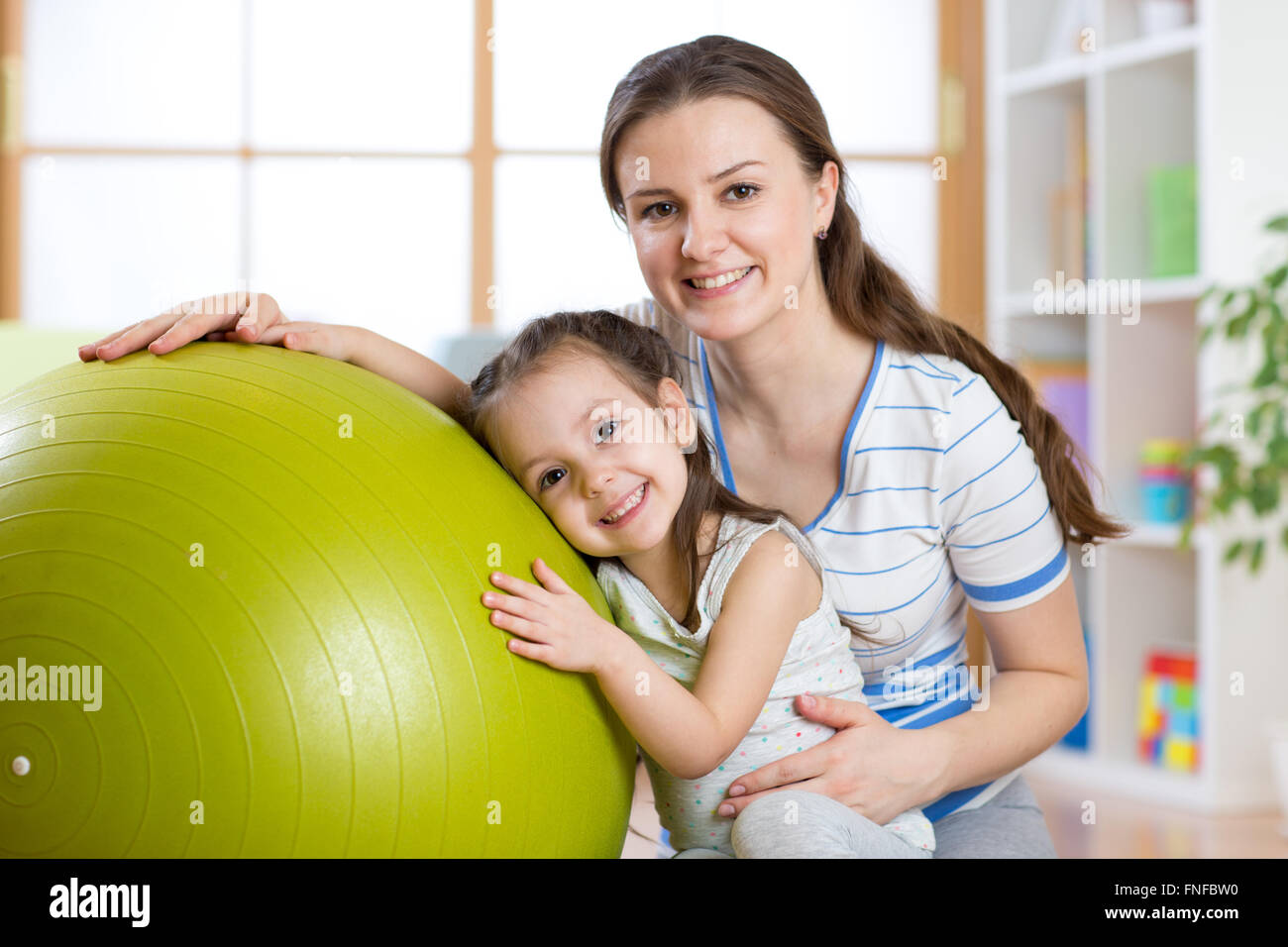 Mère et fille enfant avec fitness ball Banque D'Images