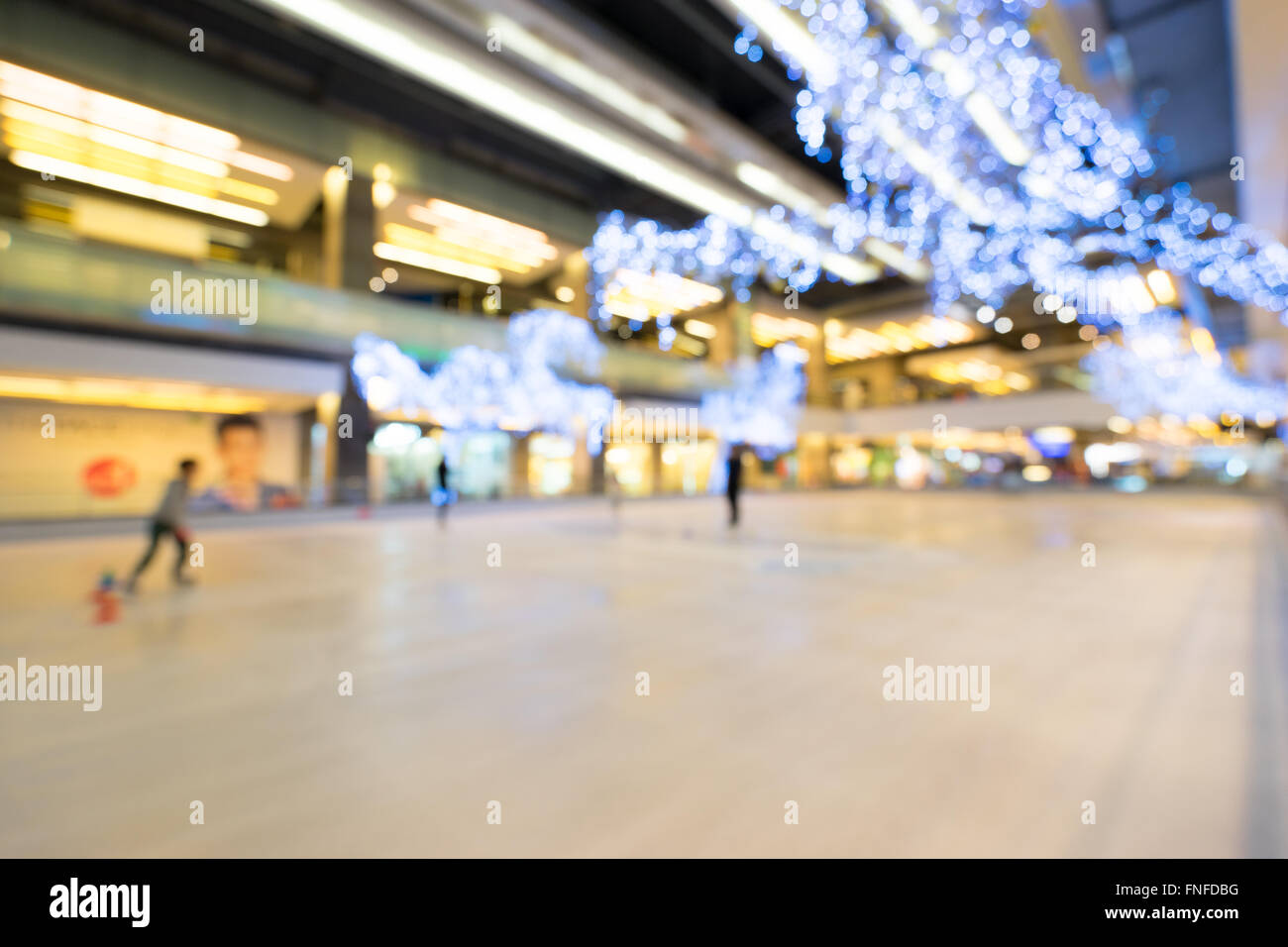 Image d'arrière-plan flou de la patinoire avec des ampoules de décoration effet bokeh Banque D'Images