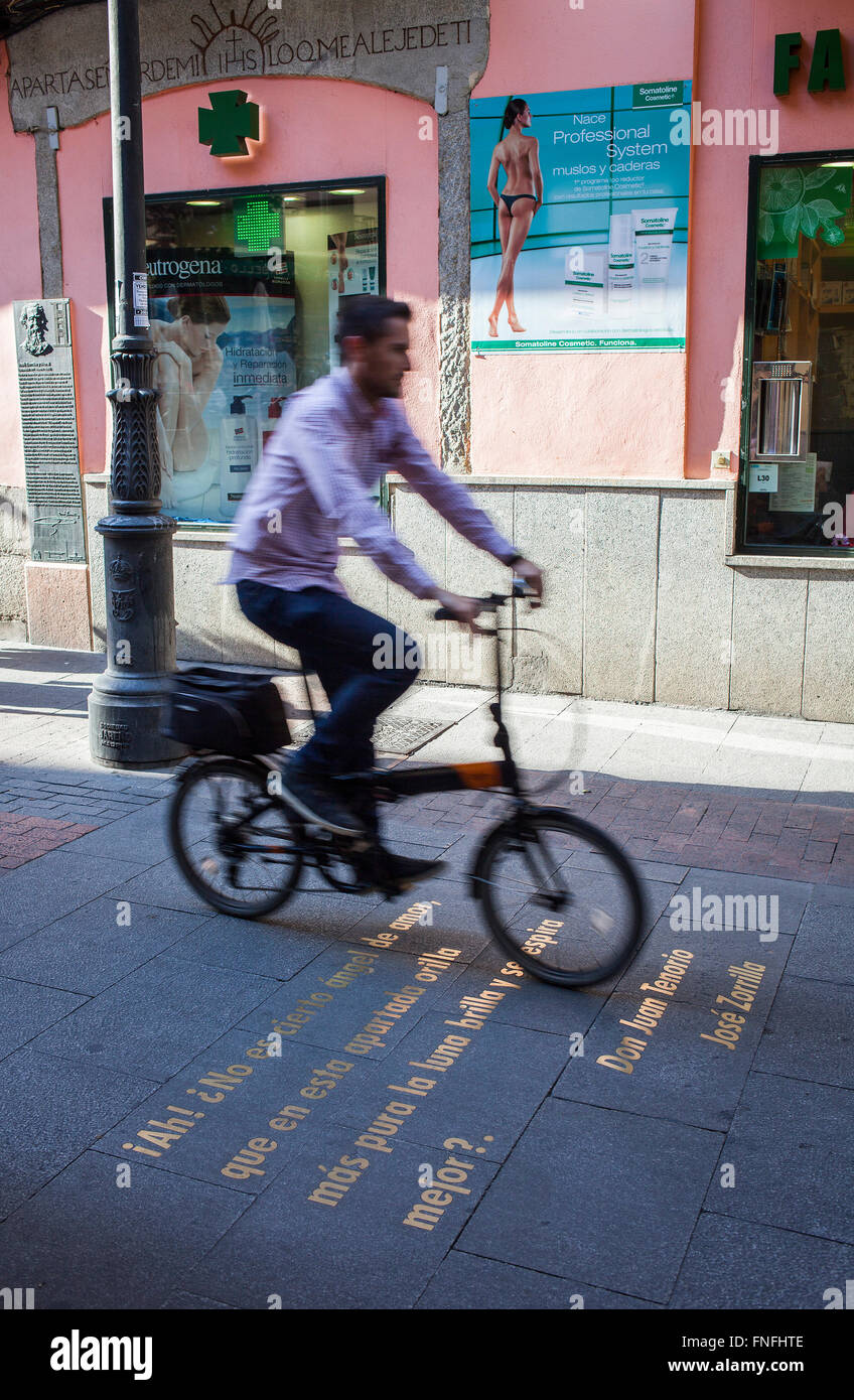 Calle de las Huertas, dans le Barrio de las Letras quartier, sur marbre mots de 'Don Juan Tenorio' par Jose Zorrilla. Madrid. Espagne Banque D'Images