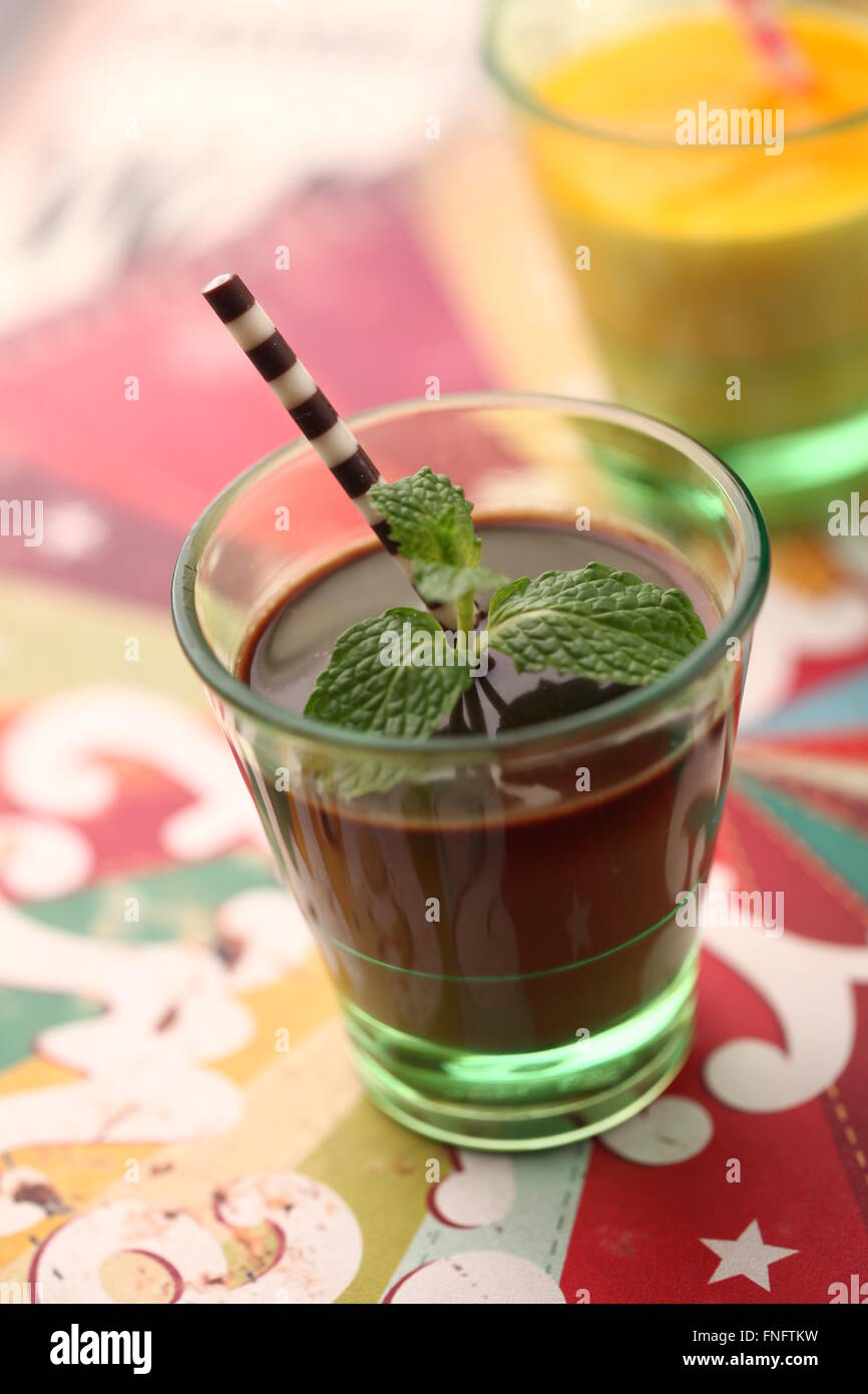 Dessert au chocolat dans un verre avec un biscuit stick Banque D'Images