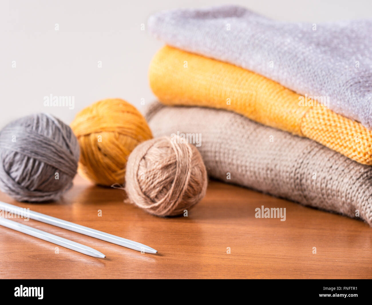 La laine, d'aiguilles et tricots sur table en bois Banque D'Images